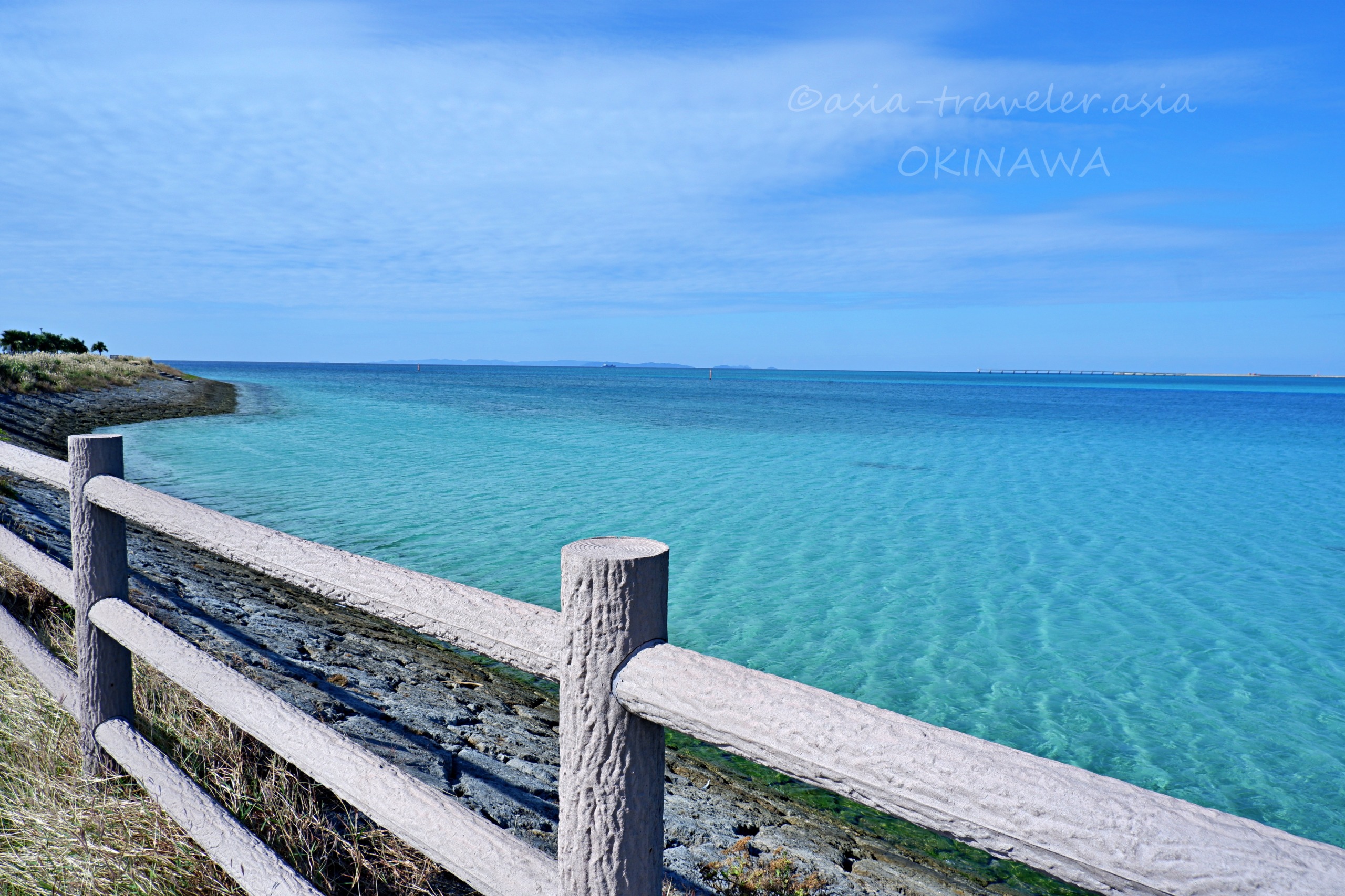 豊崎海浜公園のターコイズブルーの海とウッドフェンス