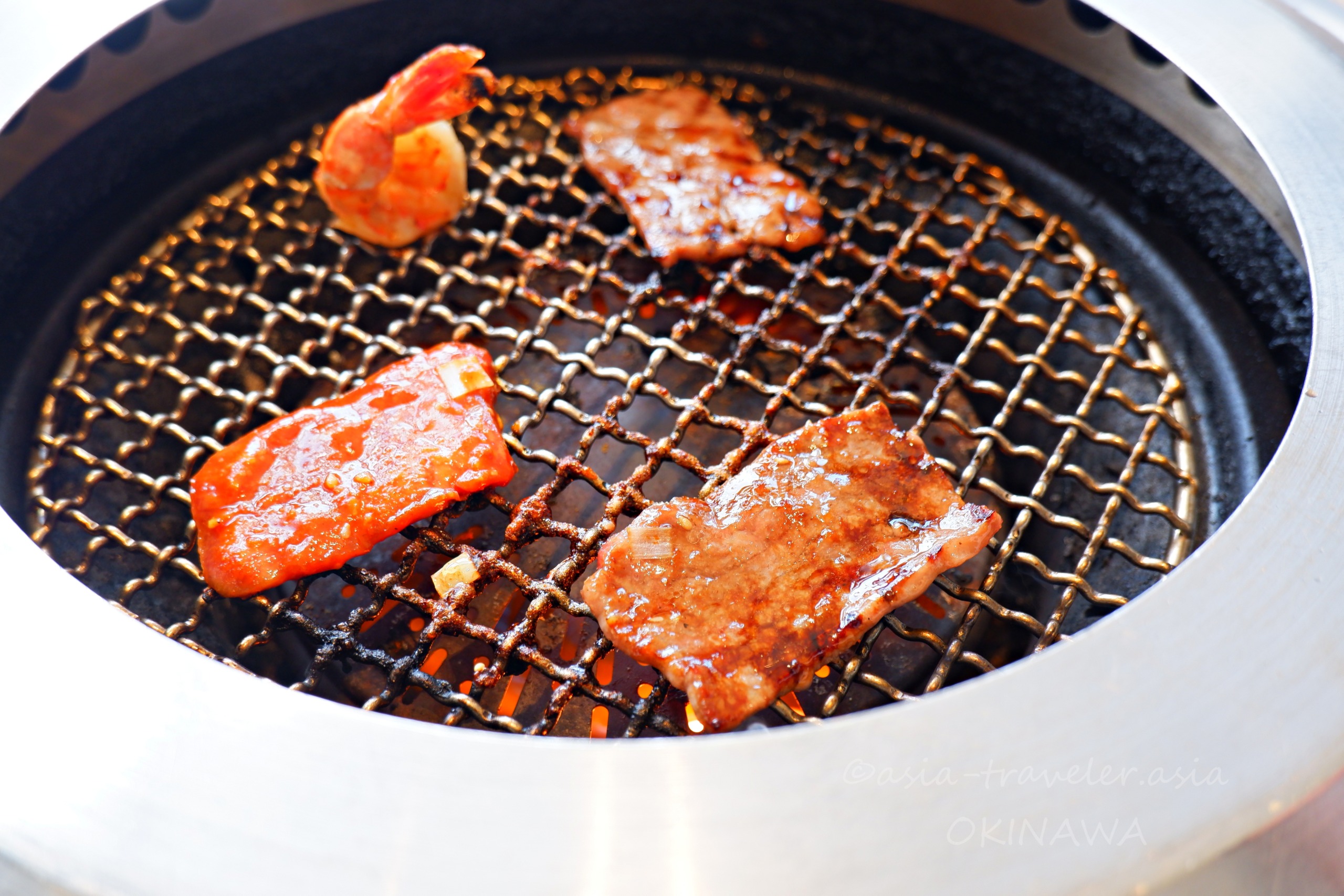 叙々苑のカルビ・ロース・海老が網で焼かれる様子