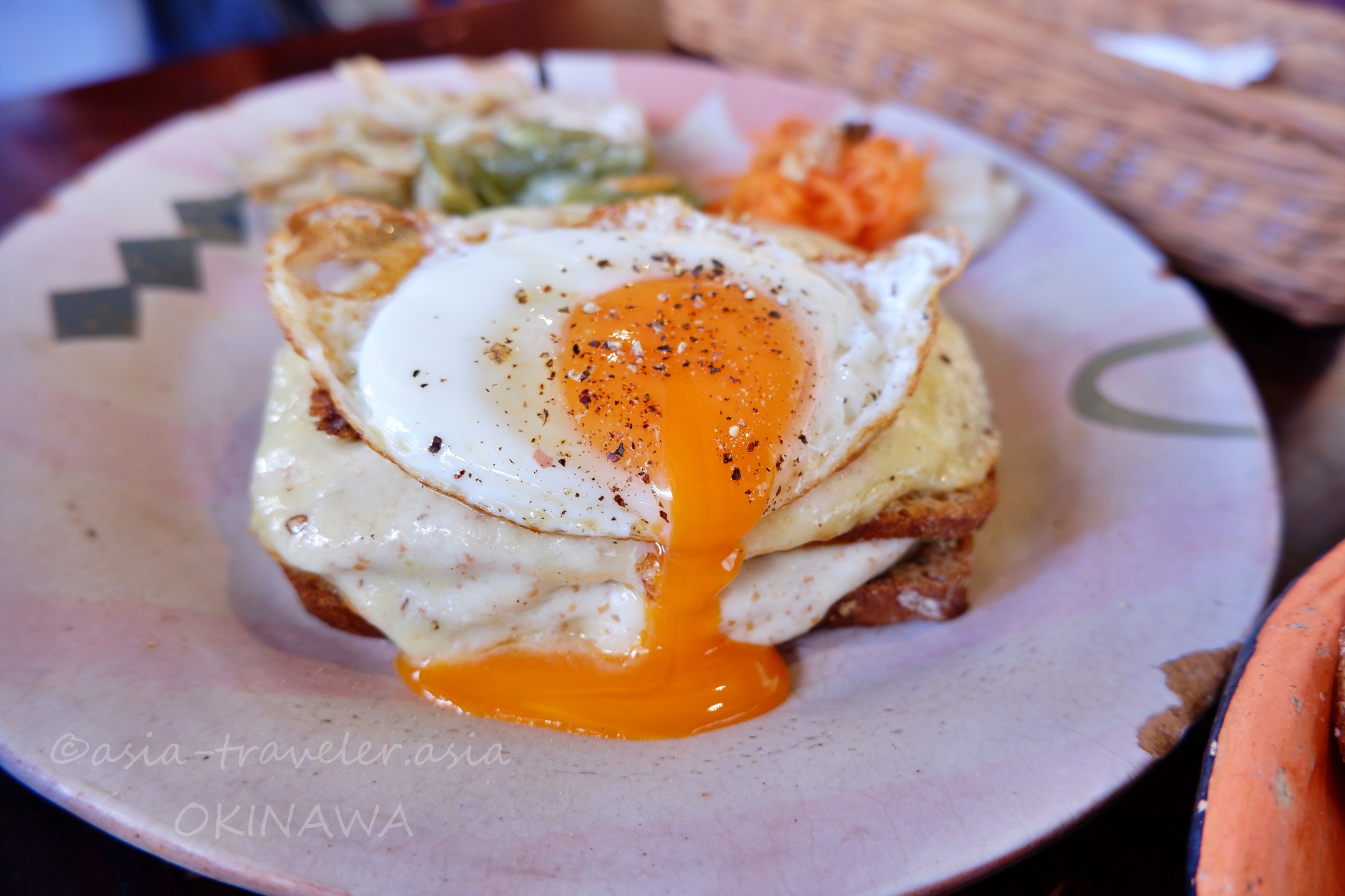 たそかれ珈琲のクロックマダム・とろける卵黄が流れる一皿