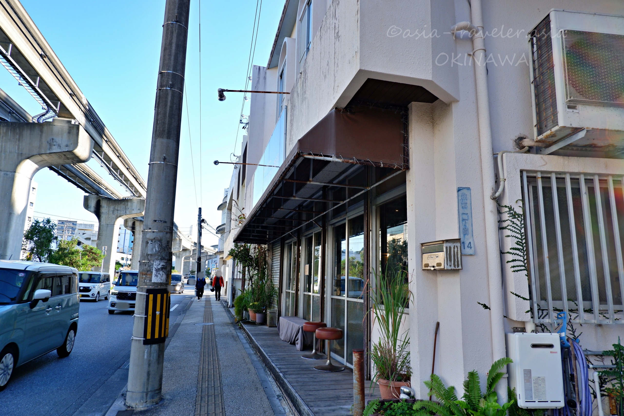 ゆいレール高架沿いにあるたそかれ珈琲の外観と周辺の街並み