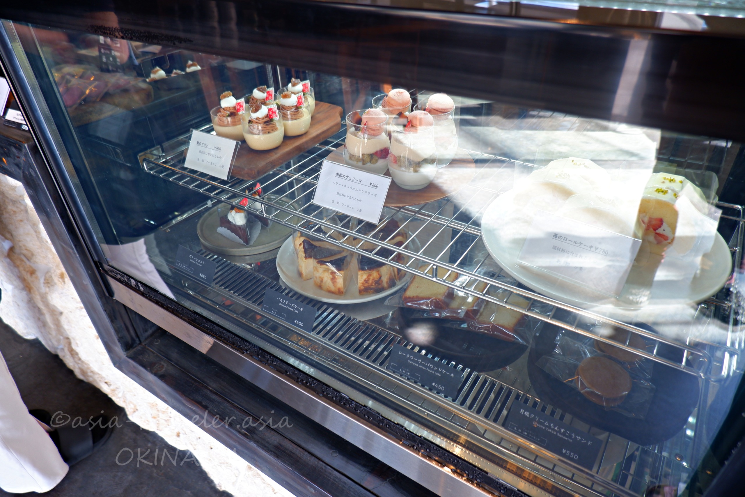 rokkan COFFEE SHURIショーケースのケーキやパフェ