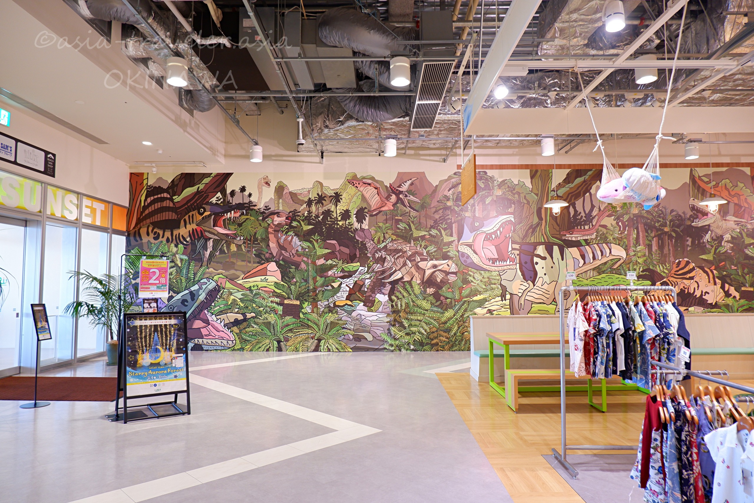 イーアス豊崎2階の恐竜壁画と閉店後のフリースペース