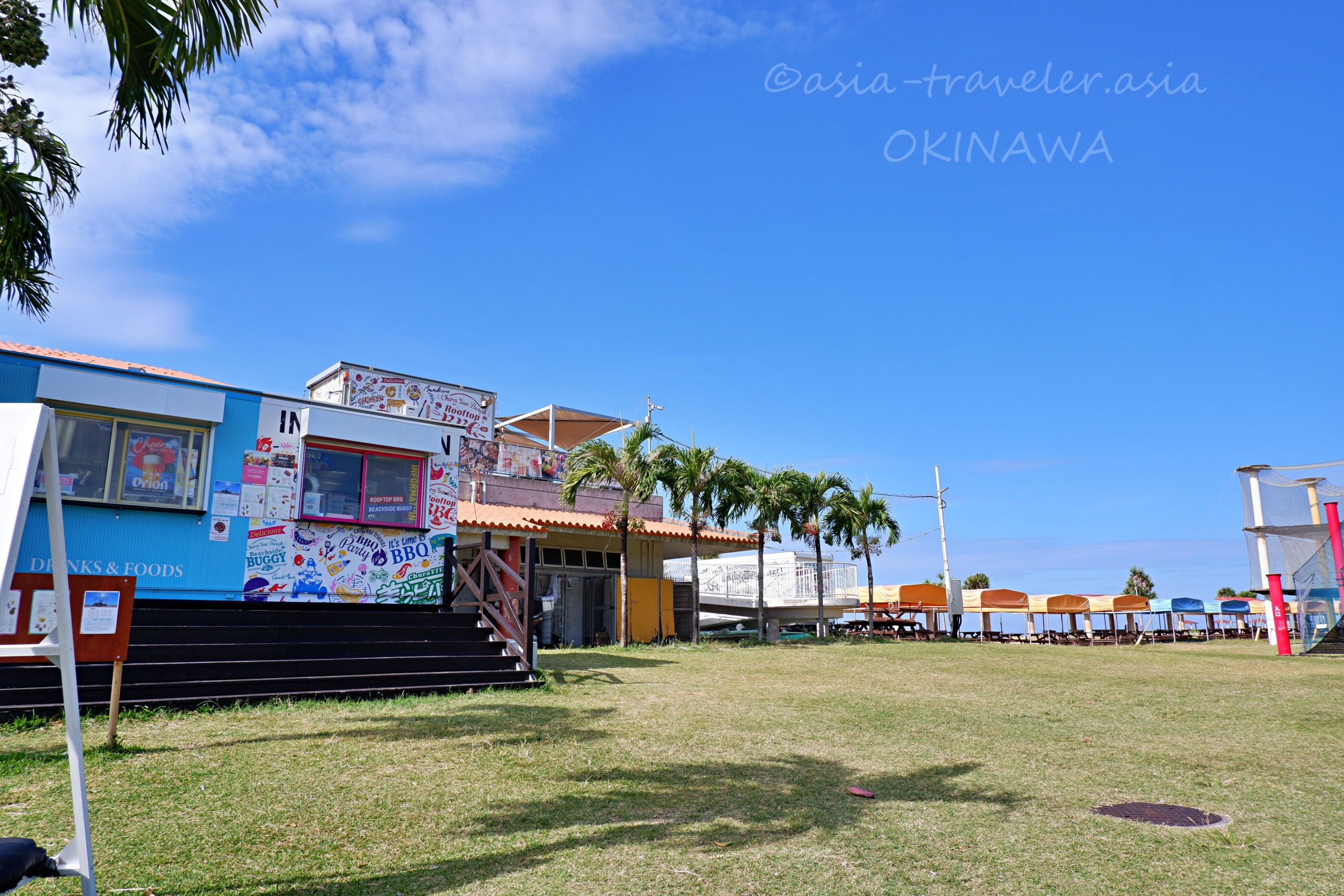 沖縄・豊崎海浜公園のカラフルな飲食施設と青空