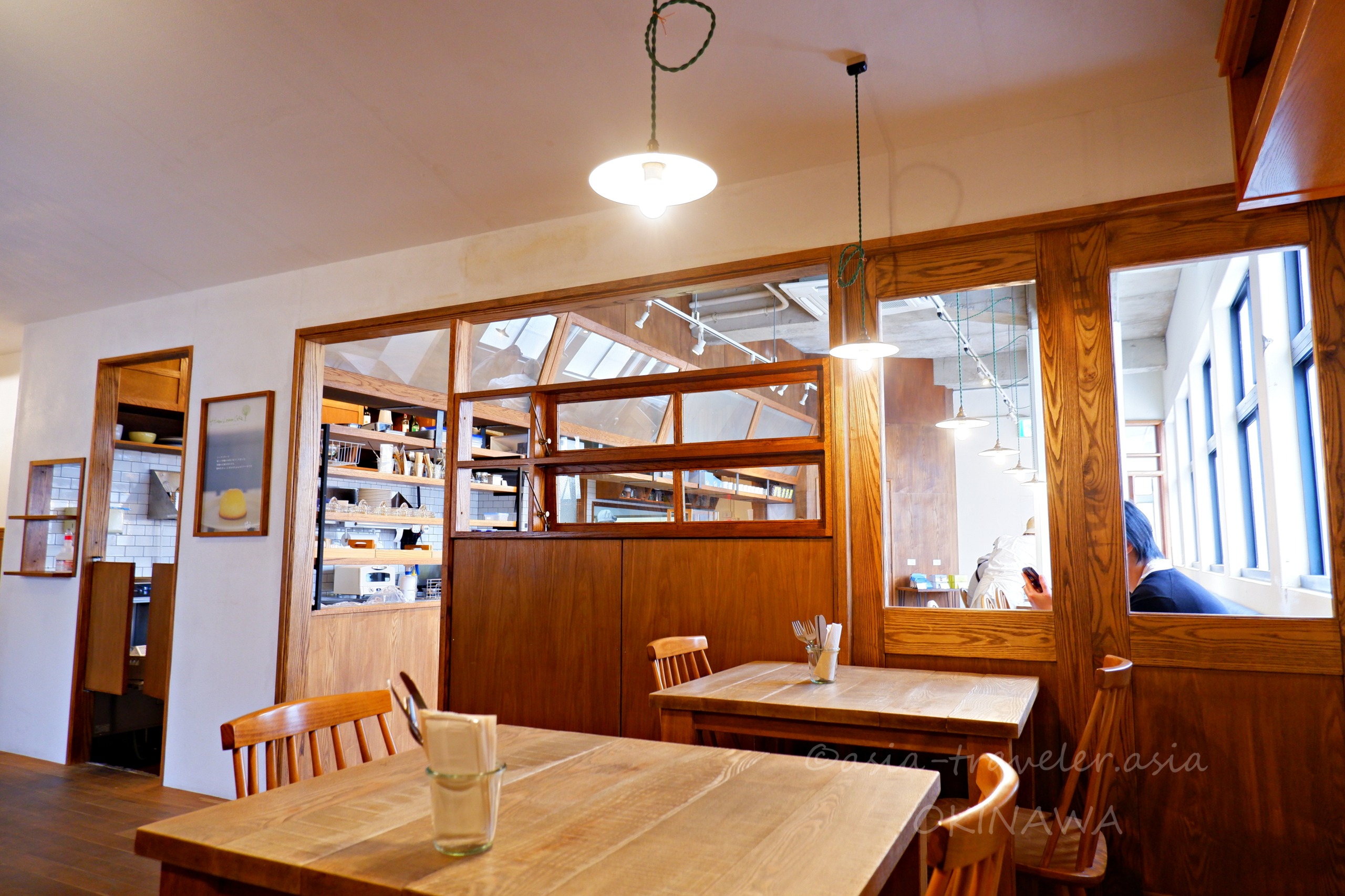 オハコルテベーカリー那覇の木目調の落ち着いた店内席