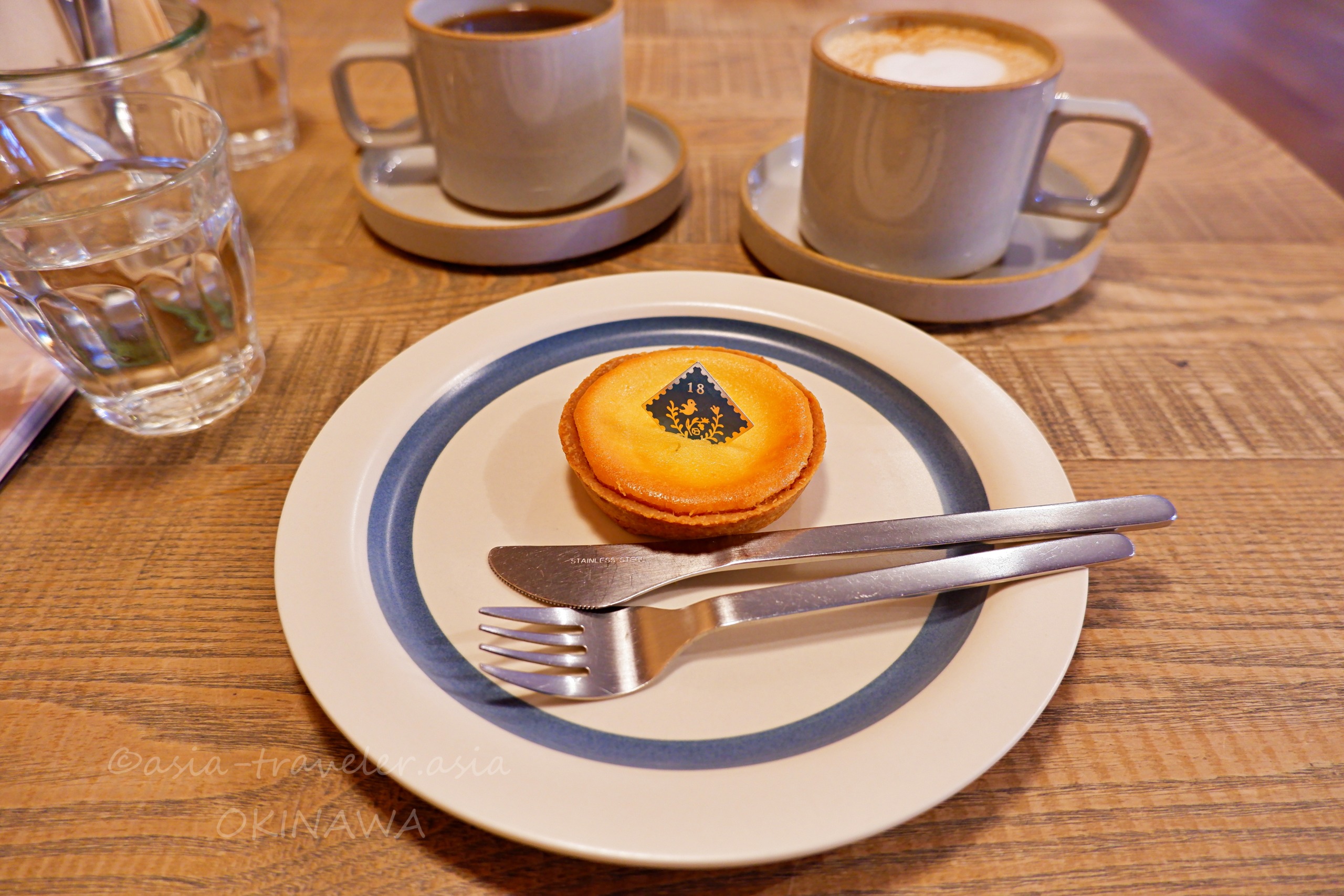 オハコルテベーカリーのベイクドチーズタルトとカフェラテ