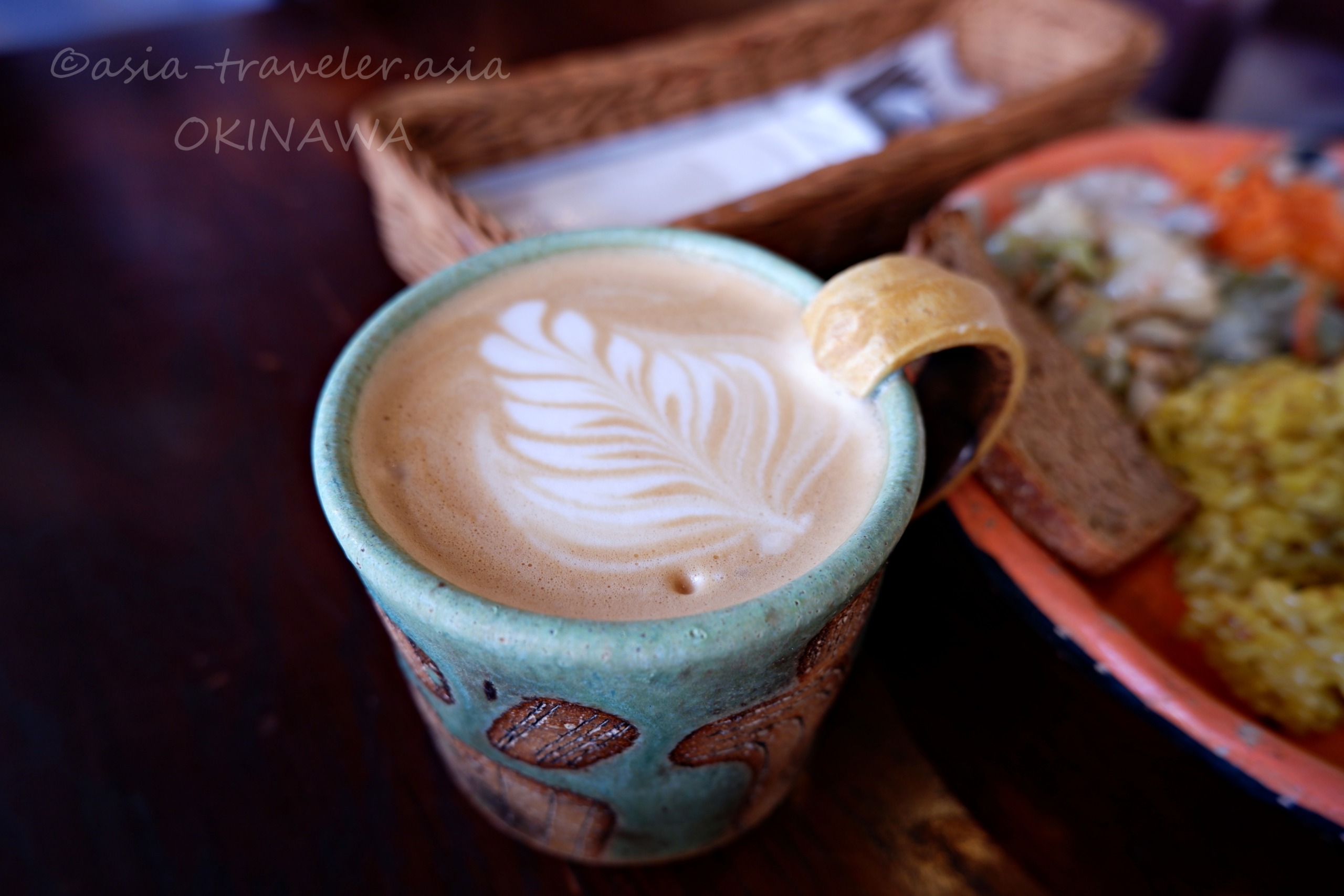 たそかれ珈琲の独創的な器に注がれたラテアートのカフェラテ