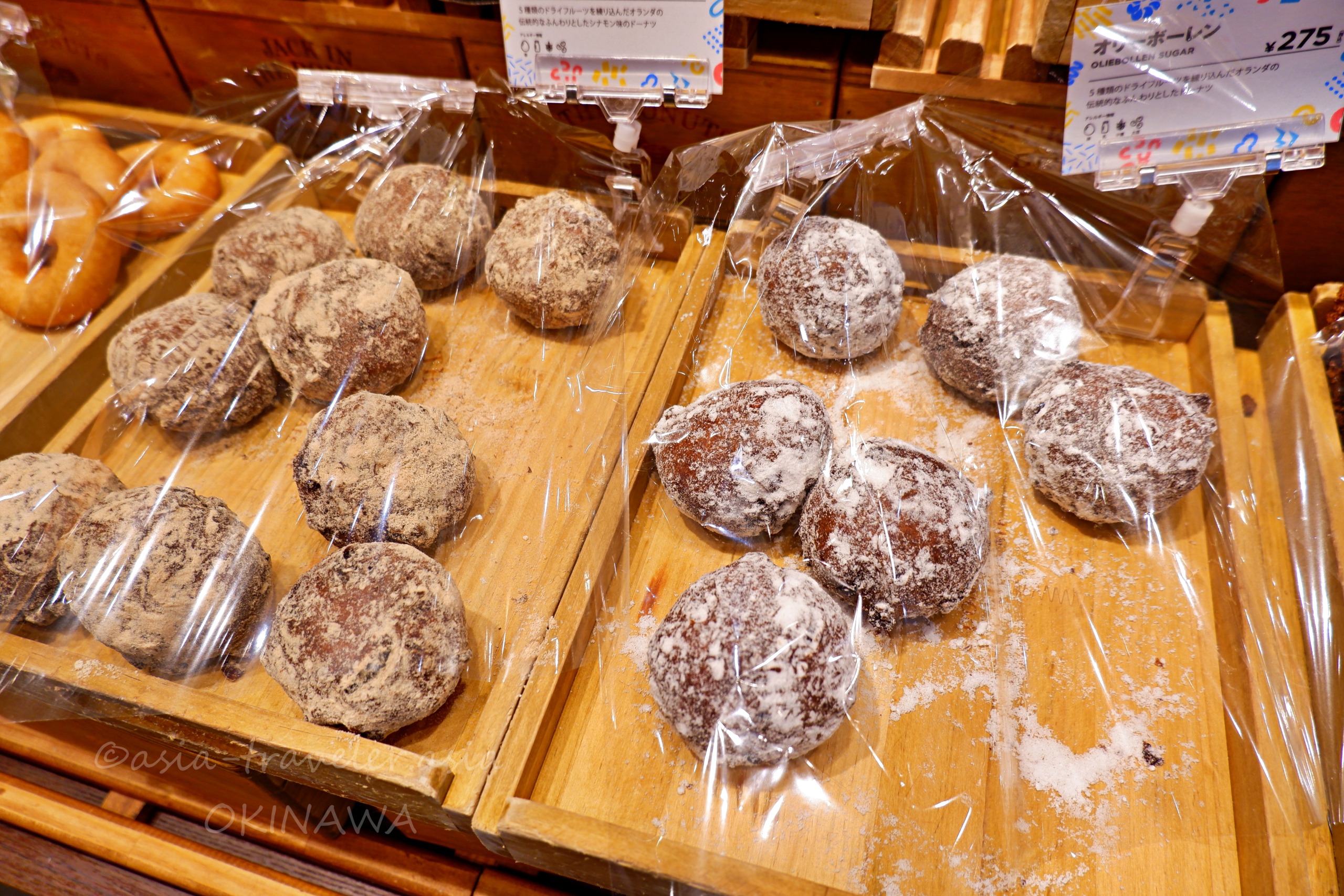 イーアス沖縄豊崎店のオリーボーレン2種が木箱に陳列