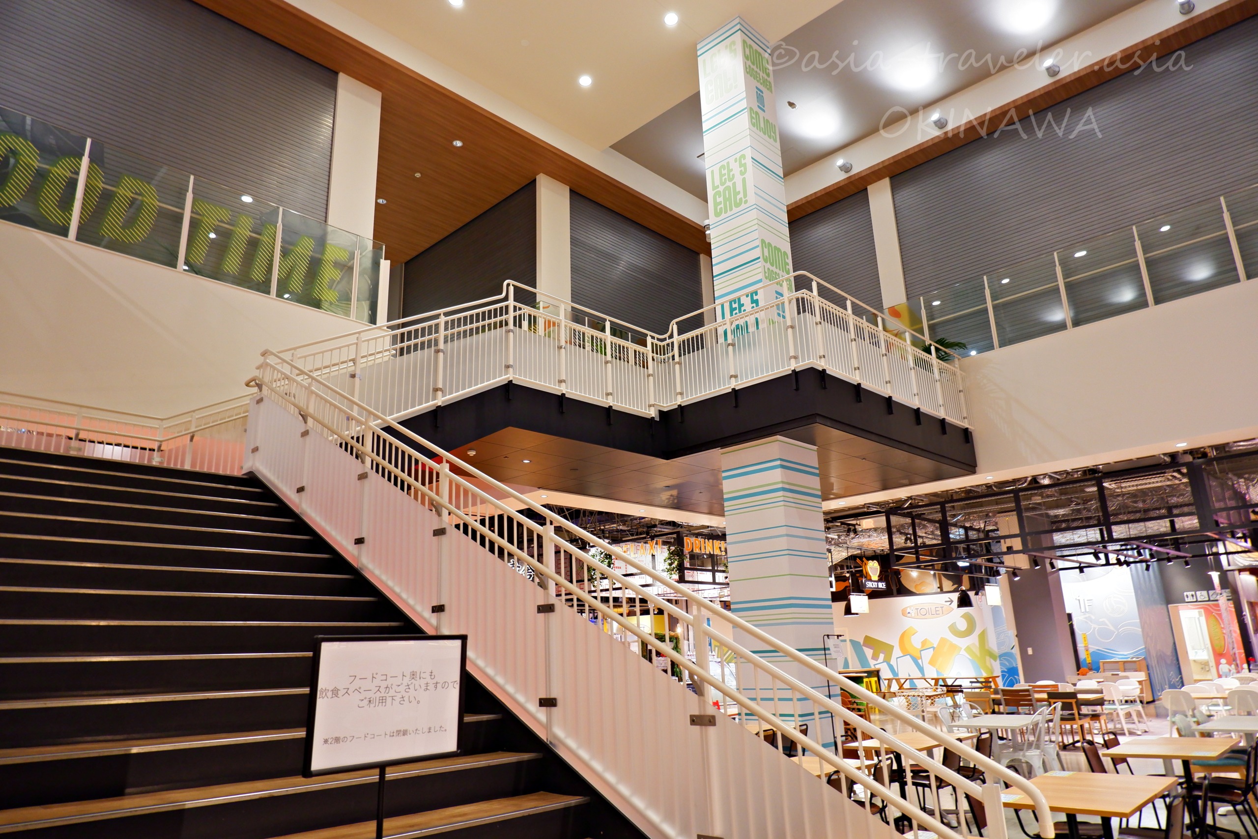 イーアス豊崎フードコートの吹き抜け階段と2階フロア
