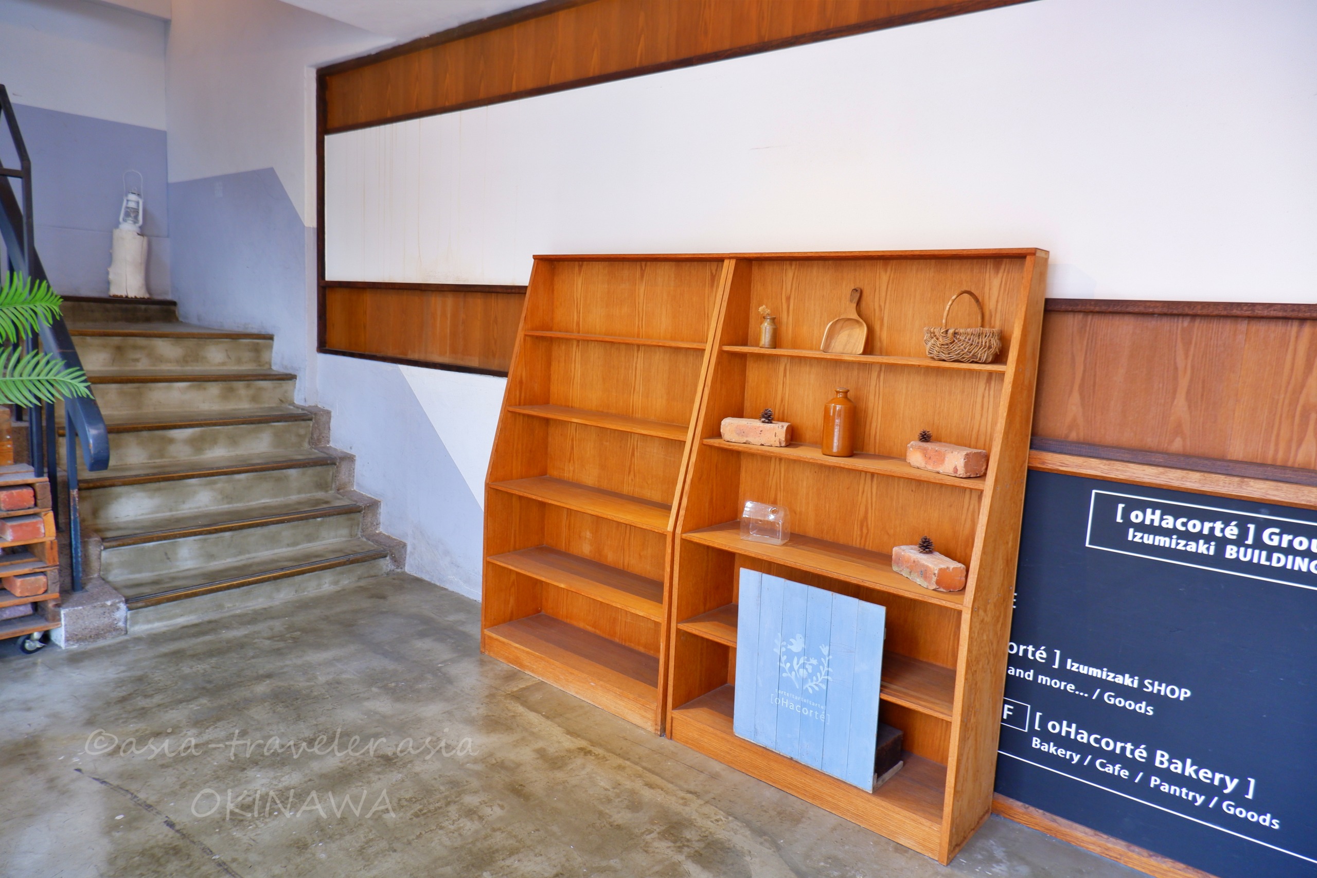 oHacorté Bakery泉崎店入口の木製棚と階段