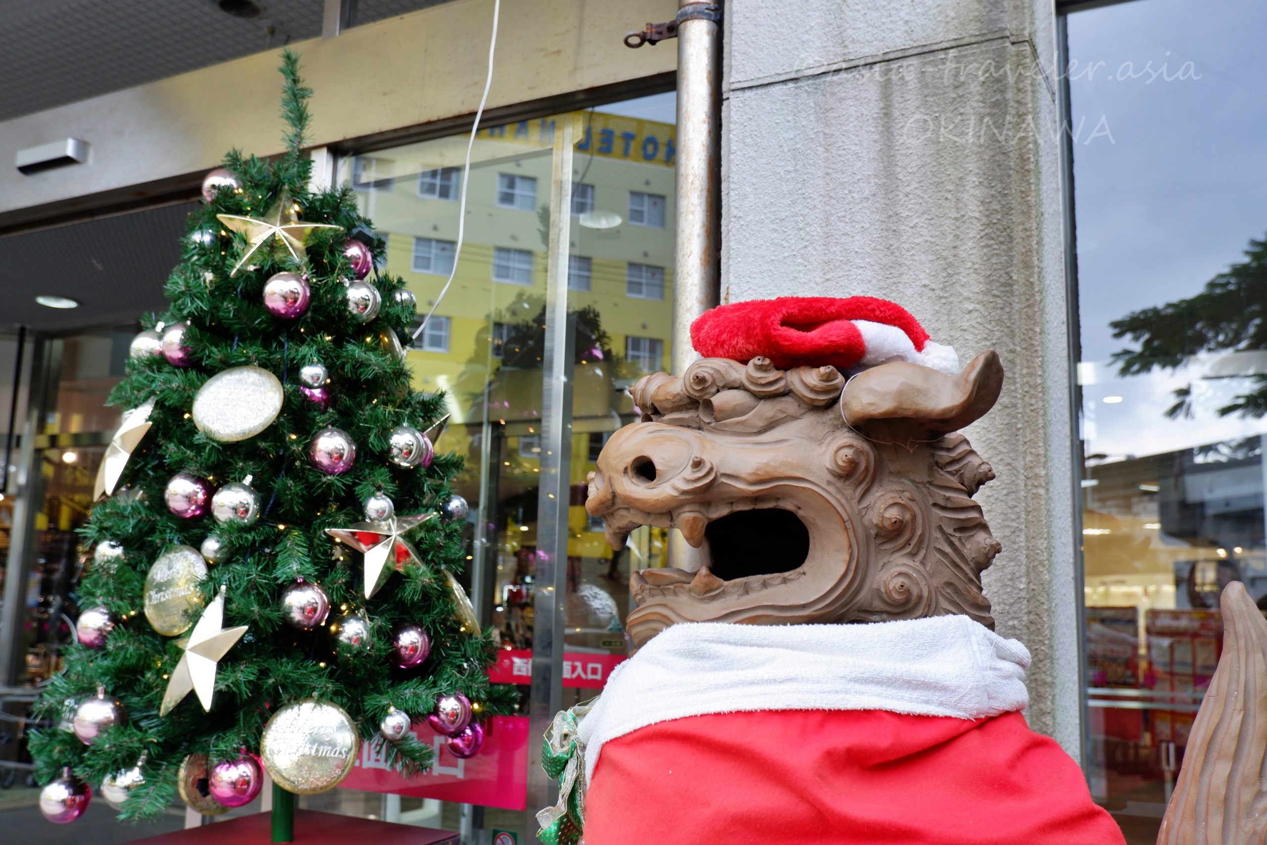 サンタ帽をかぶった沖縄のシーサーとクリスマスツリー