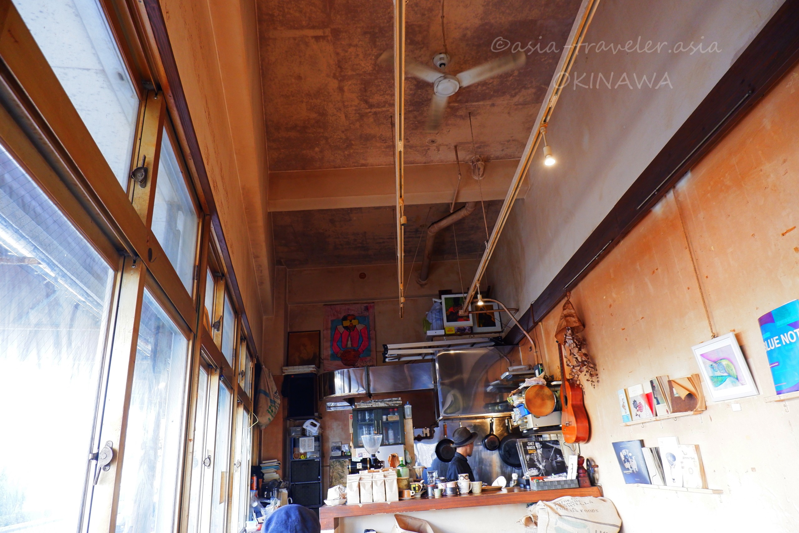 沖縄・たそかれ珈琲の珈琲色に染まった味わい深い店内