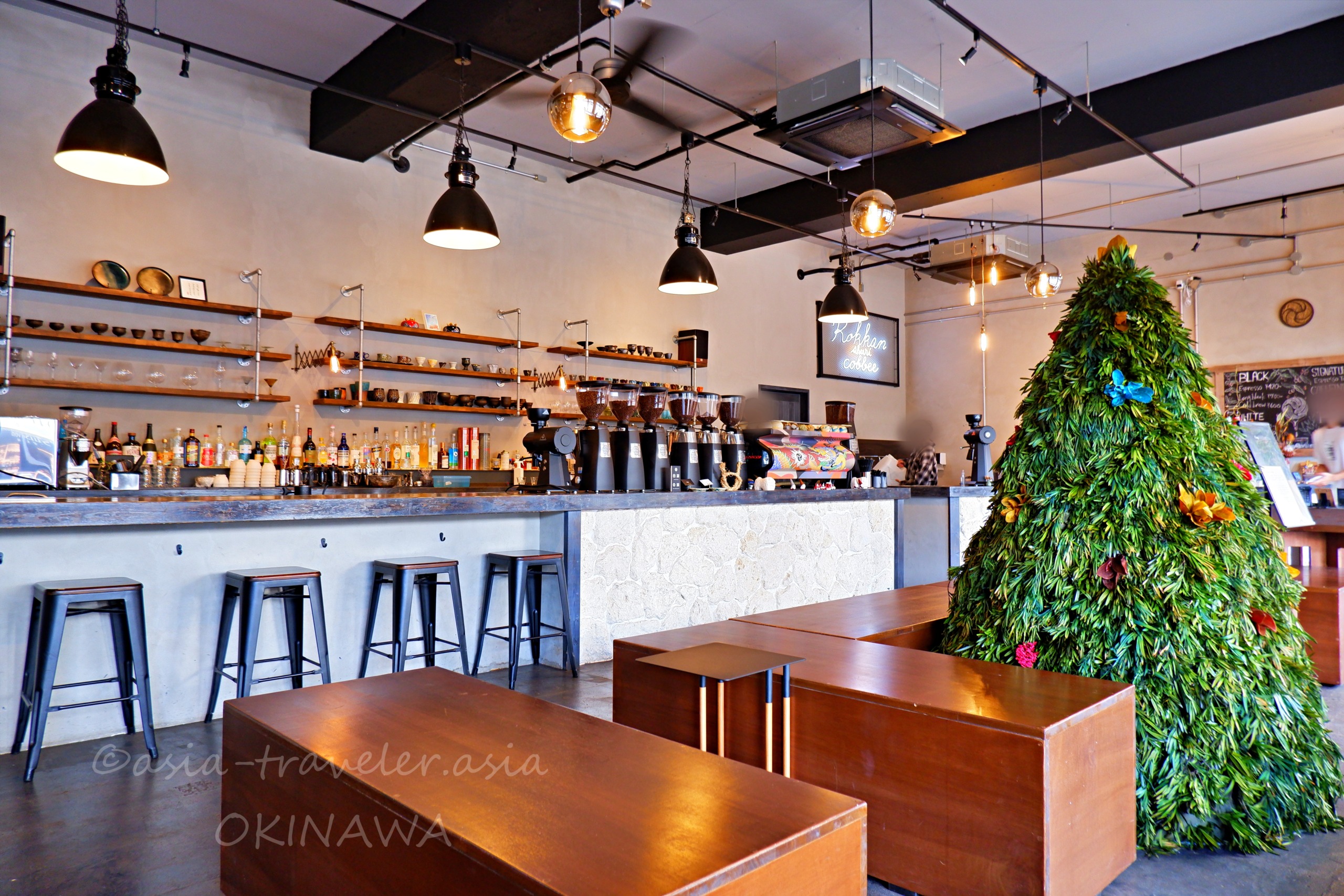 rokkan COFFEE SHURIのバーカウンターとクリスマスツリーが飾られた店内