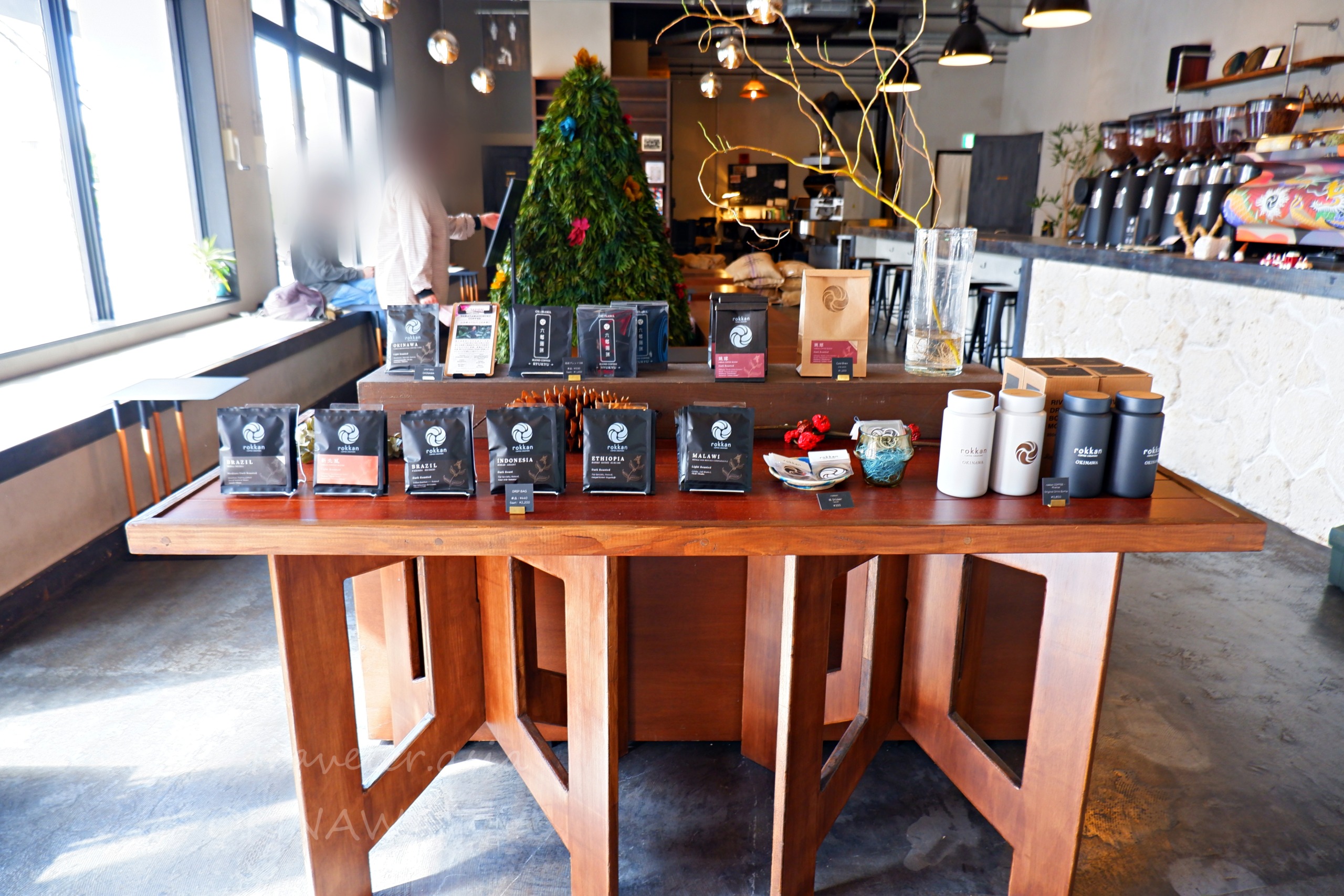 rokkan COFFEE SHURIの店内テーブルに並ぶコーヒー豆商品ラインナップ