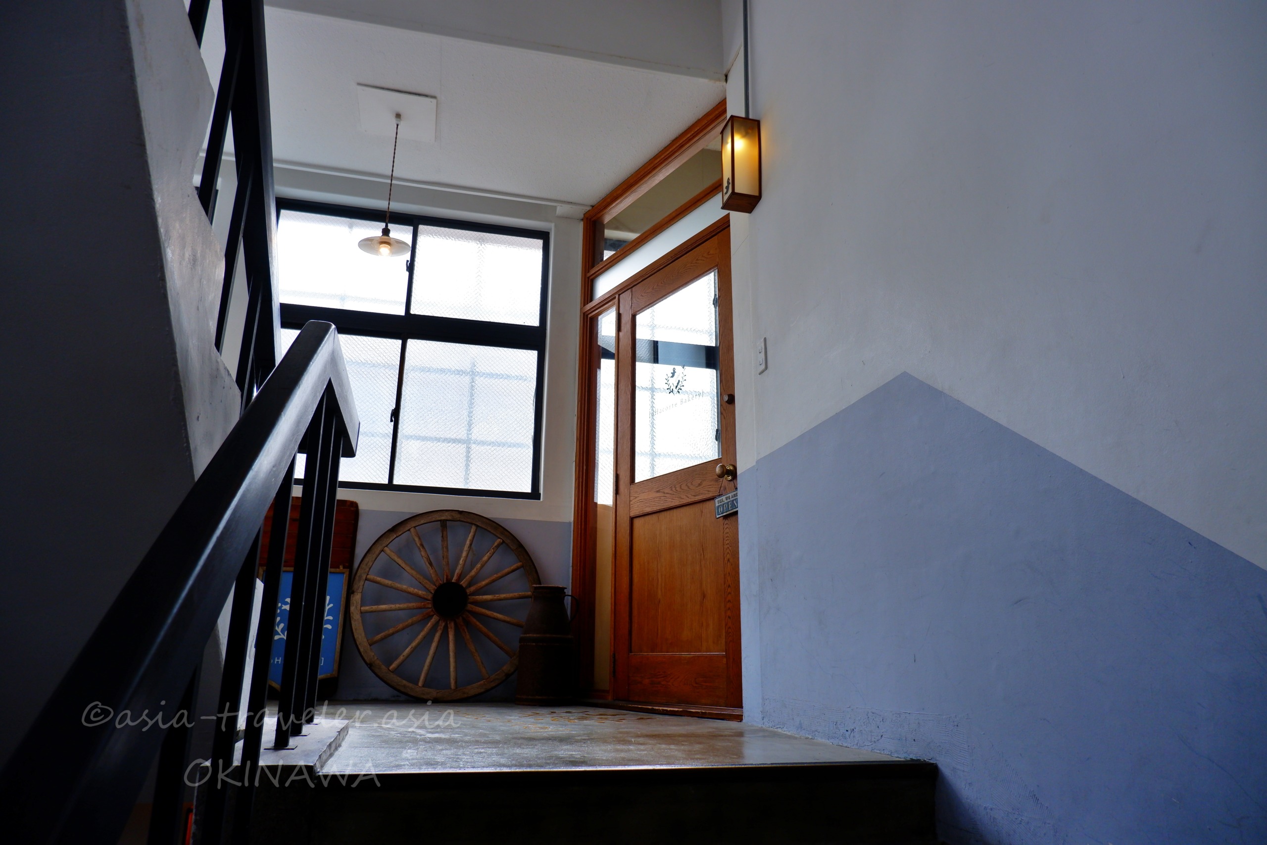 那覇・泉崎のレトロなビル階段と木製ドア