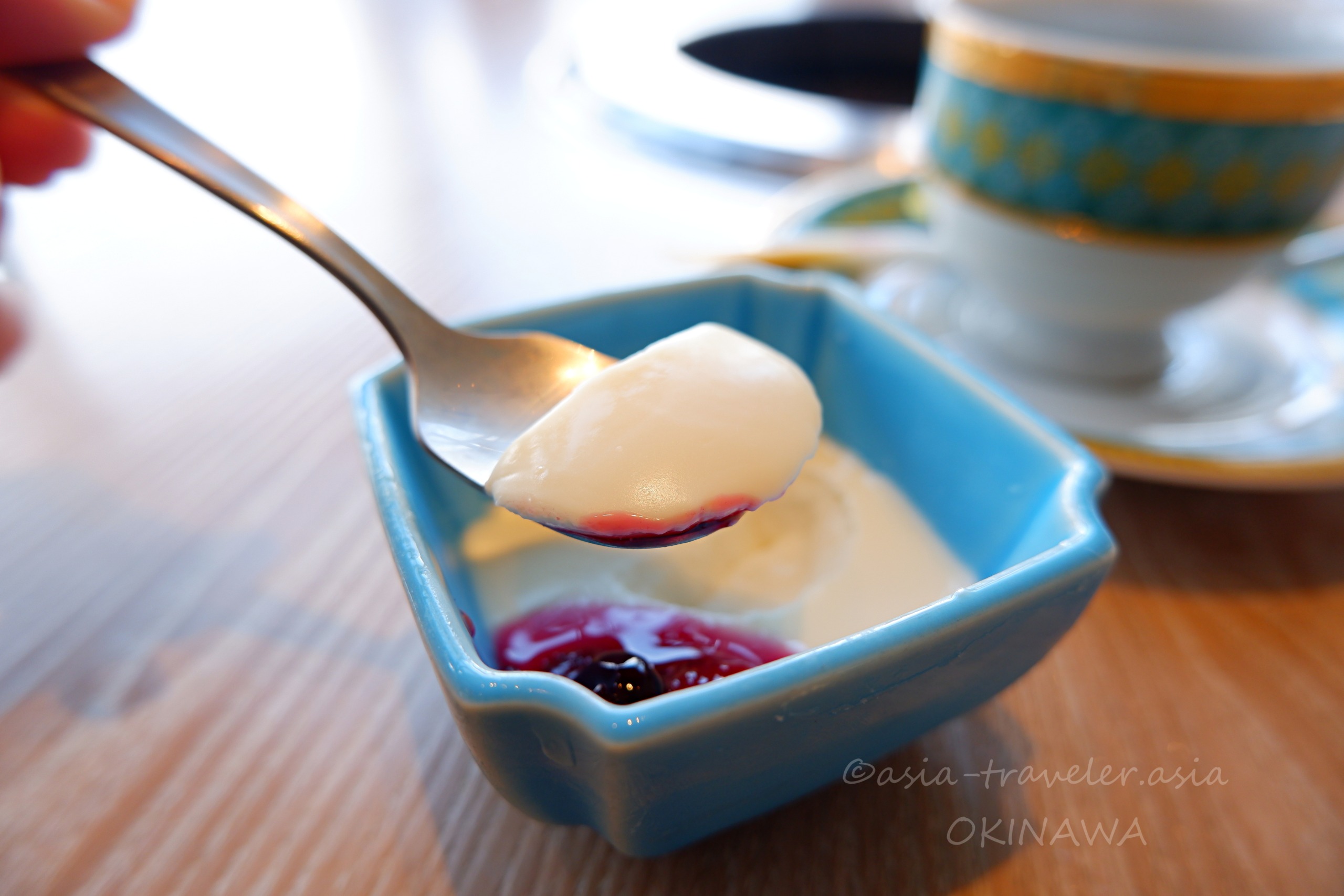 叙々苑浦添パルコシティ店の杏仁豆腐をスプーンですくう様子