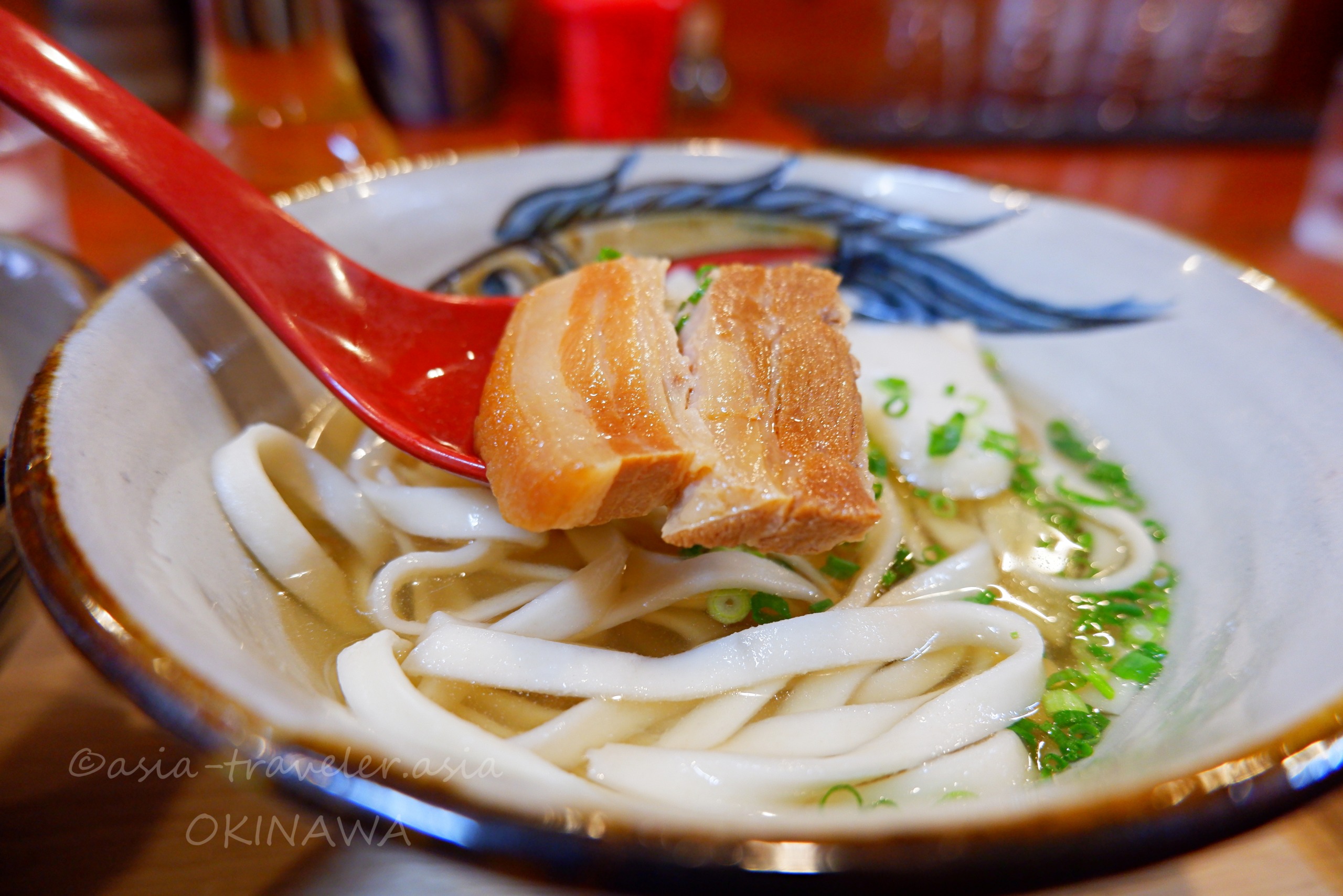 とらやの木灰そば・三枚肉と赤いレンゲのアップ