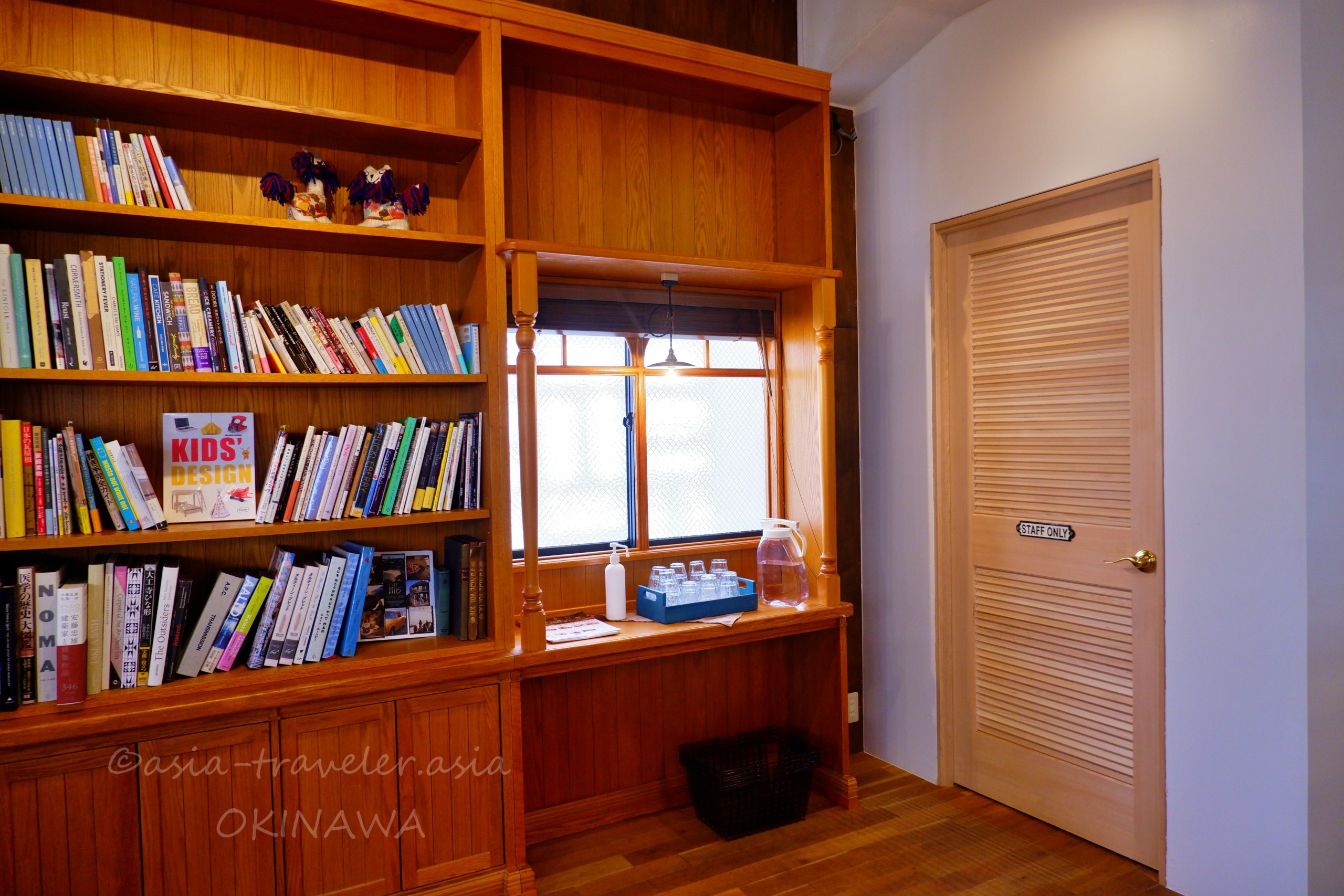 オハコルテベーカリー奥フロアの木製本棚と窓辺