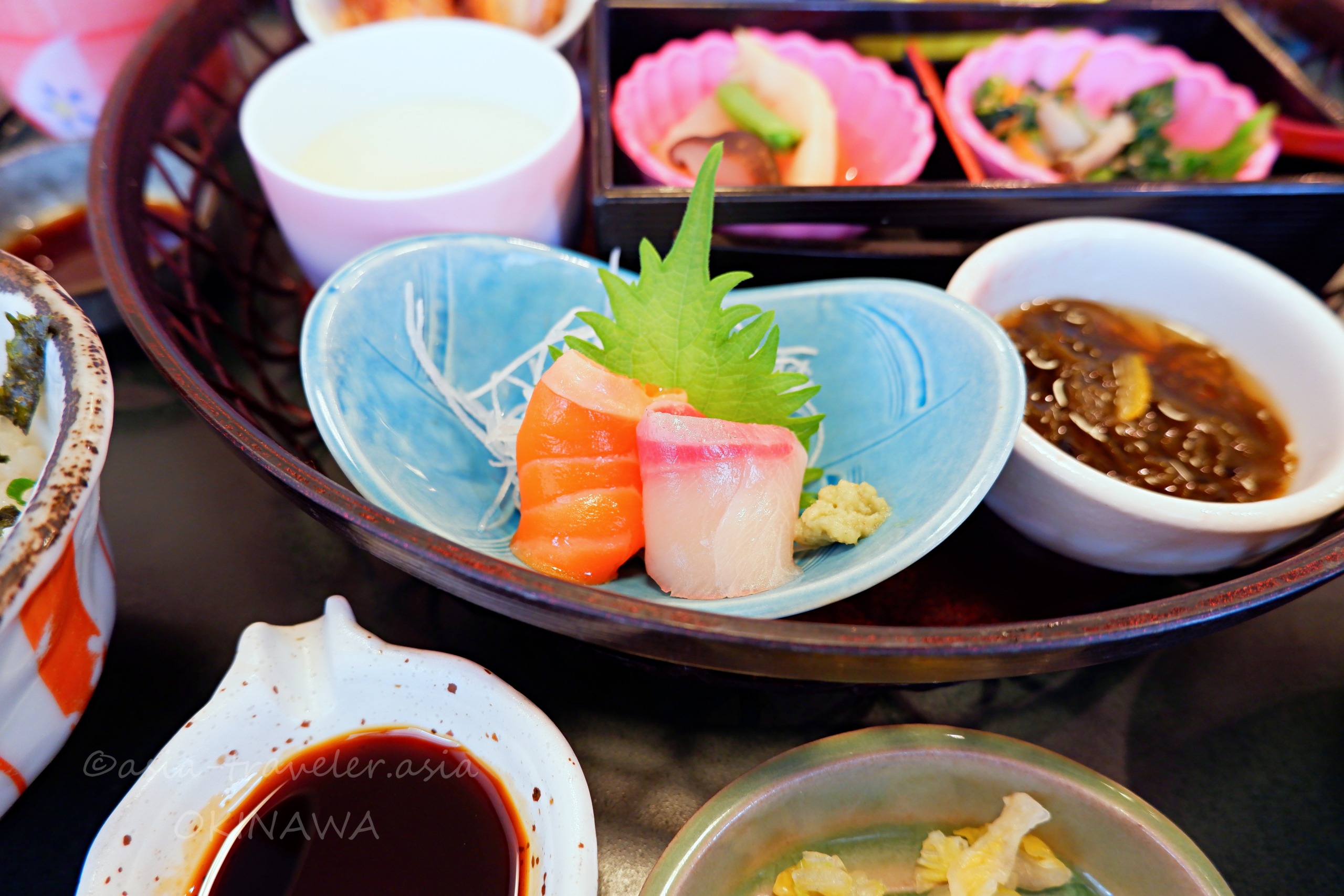 那覇・和風亭の花かご御膳お造り2種盛りと小鉢