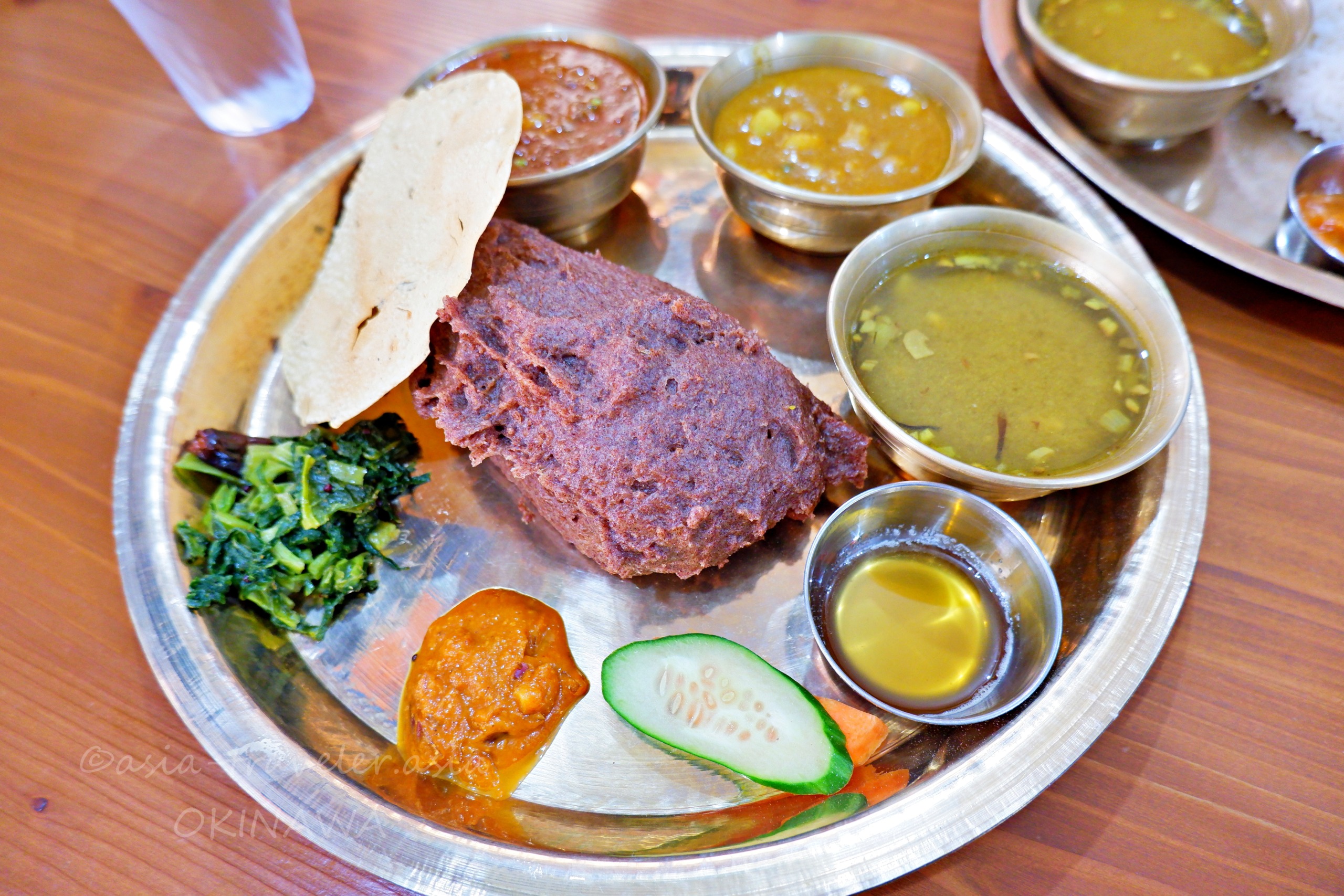 ステンレストレーに盛られたディドセットとカレー数種