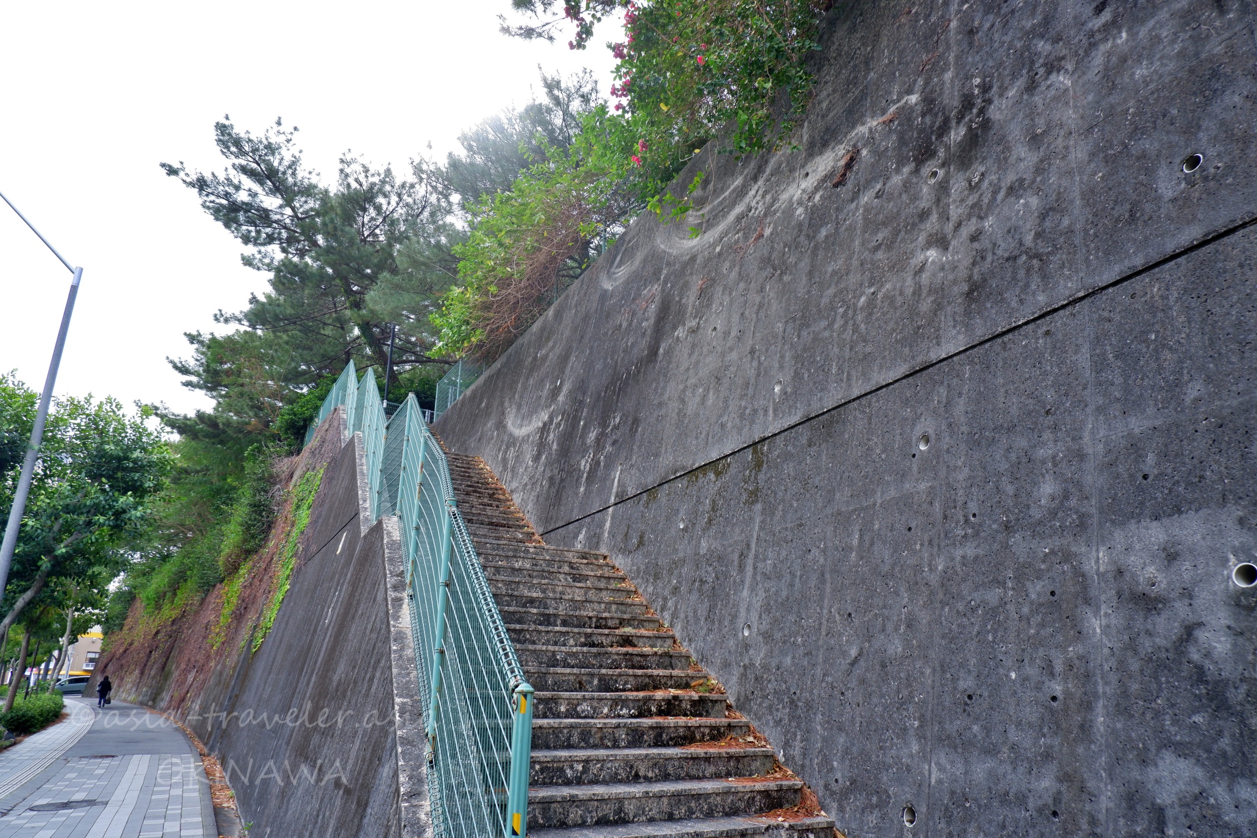 おもろまちの史跡・慶良間チージへ続くコンクリート擁壁の急な石段