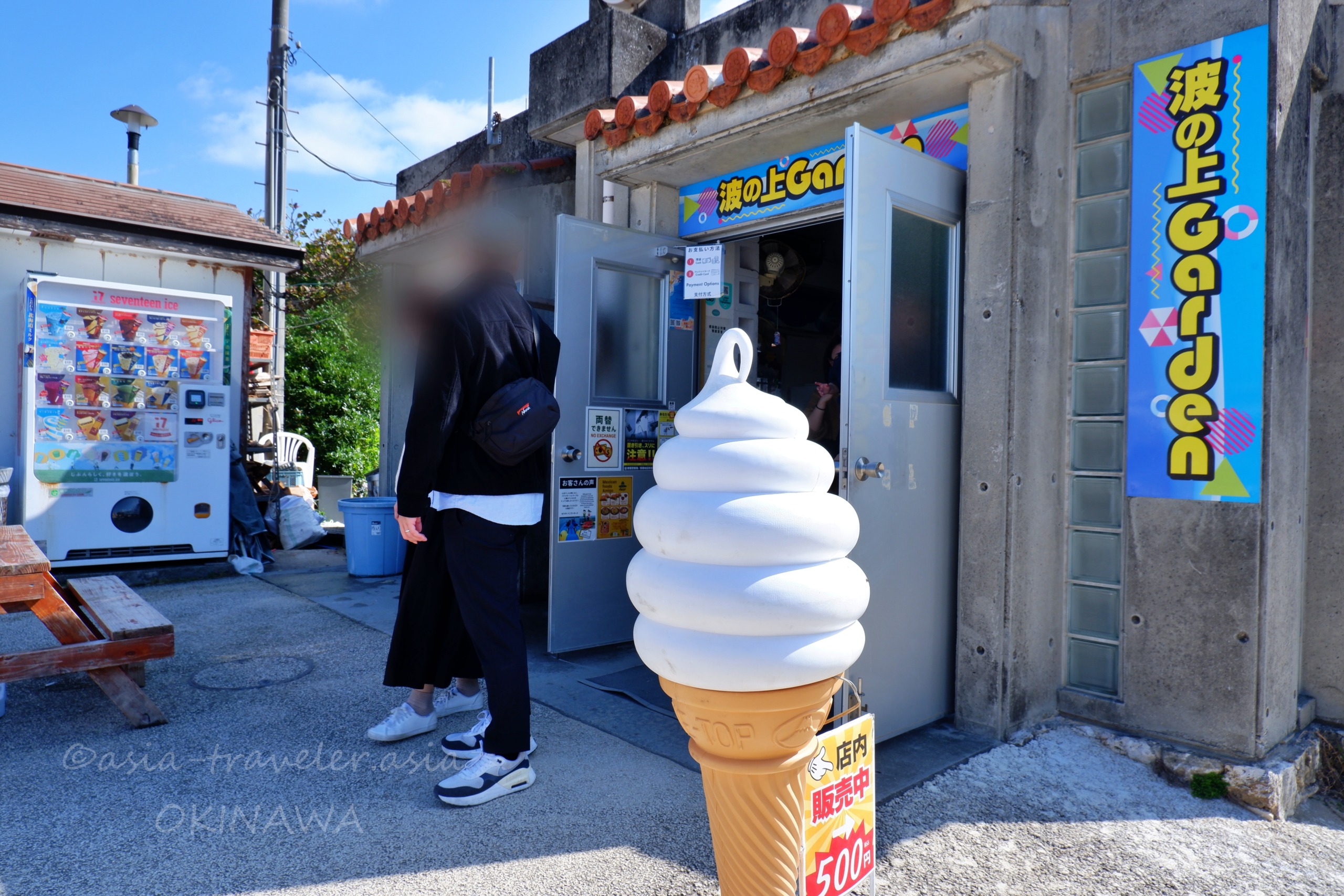 波の上ビーチ近くの波の上Gardenとソフトクリームオブジェ