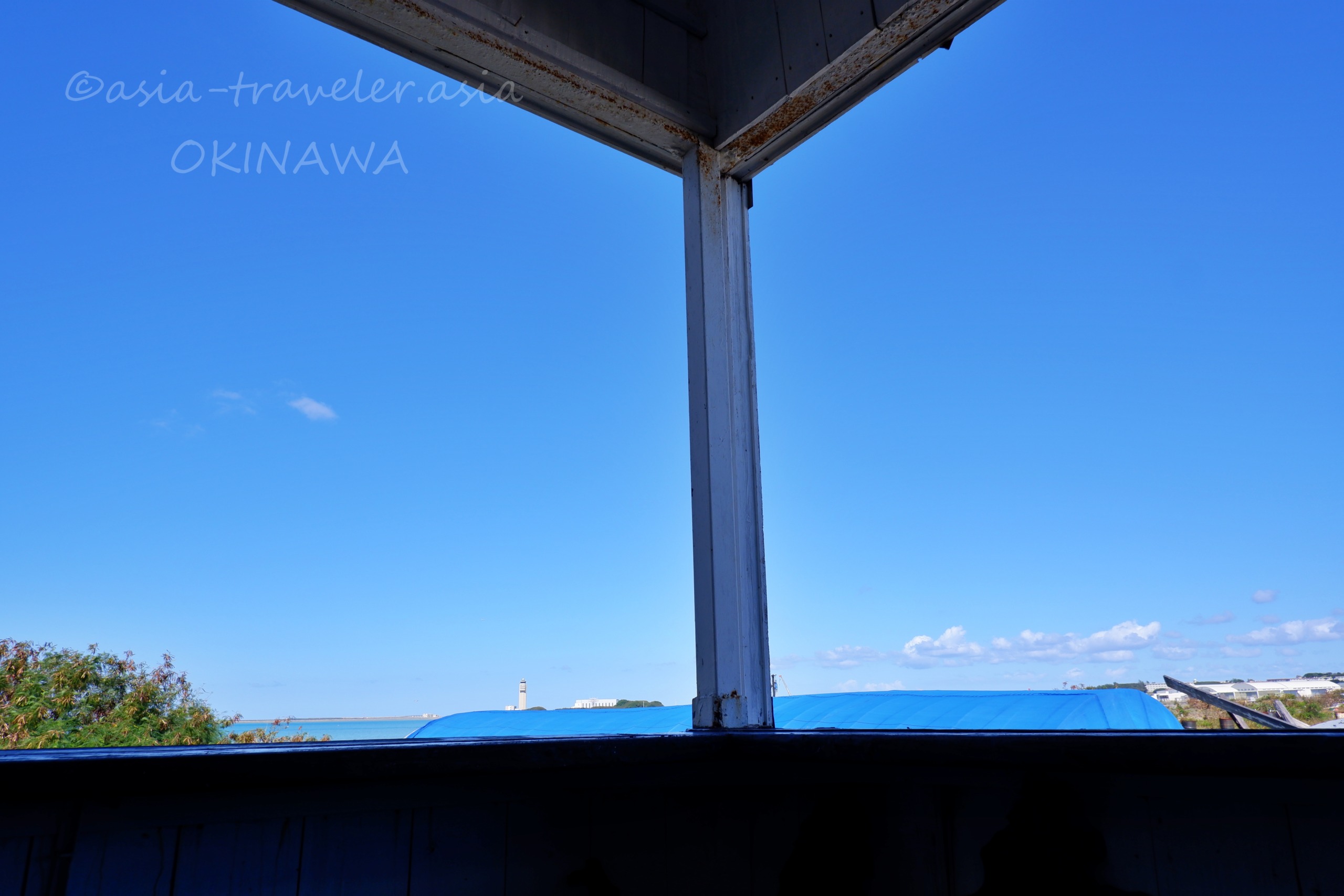 瀬長島の灯台を望む瀬長珈琲からの眺め