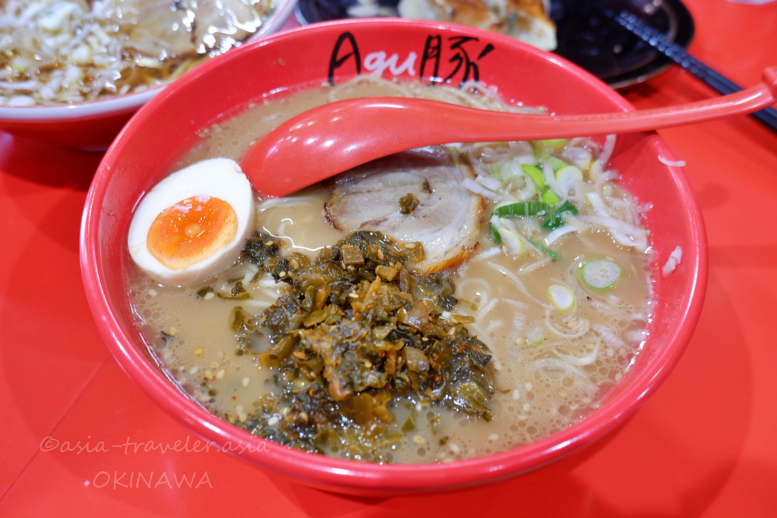 Agu豚の白豚骨らーめん高菜トッピングと半味玉