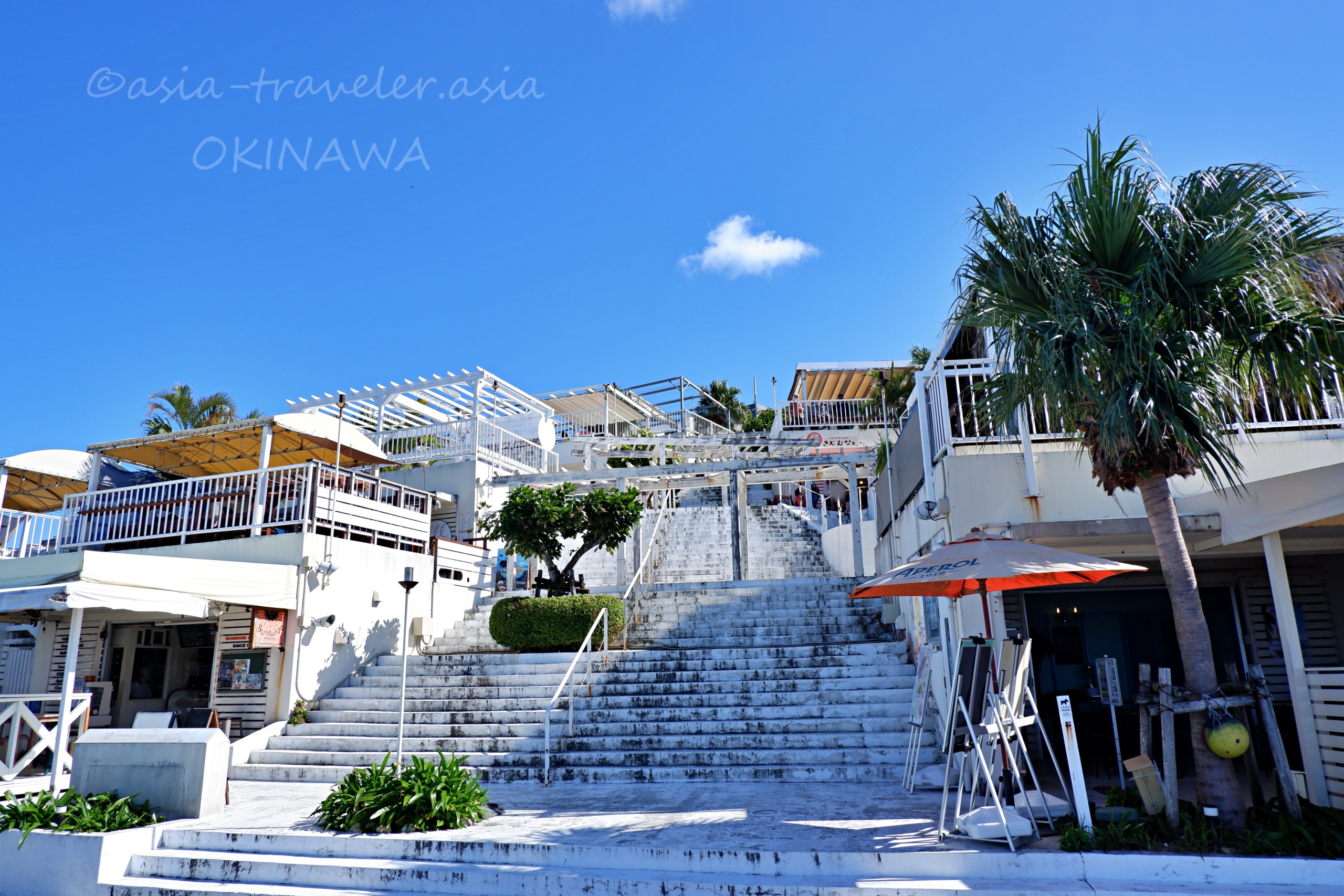 ウミカジテラスの白い階段とヤシの木と青空