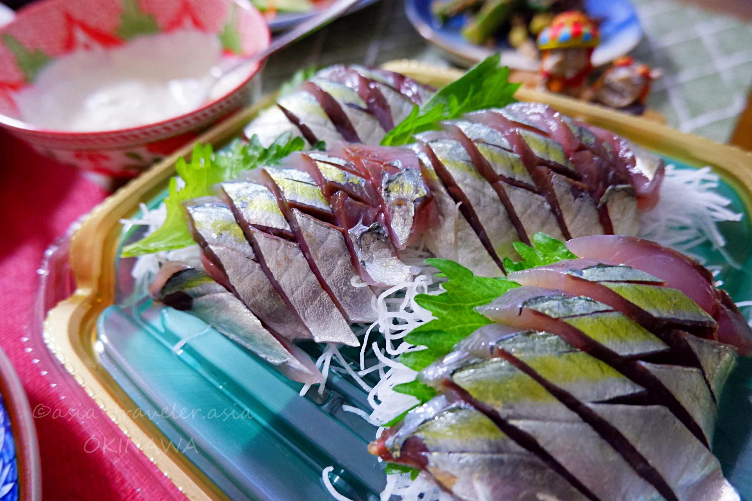 沖縄のガチュン（メアジ）刺身の盛り付け