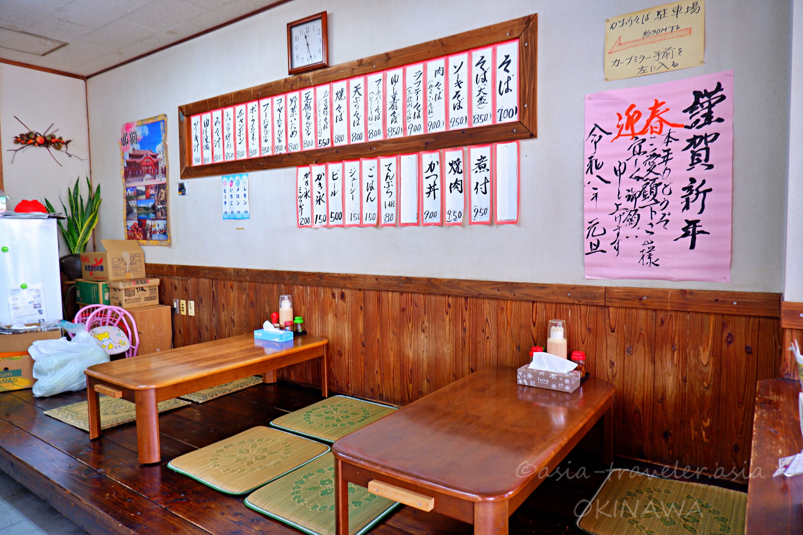 かおりそばの小上がり席と壁一面の手書きメニュー短冊