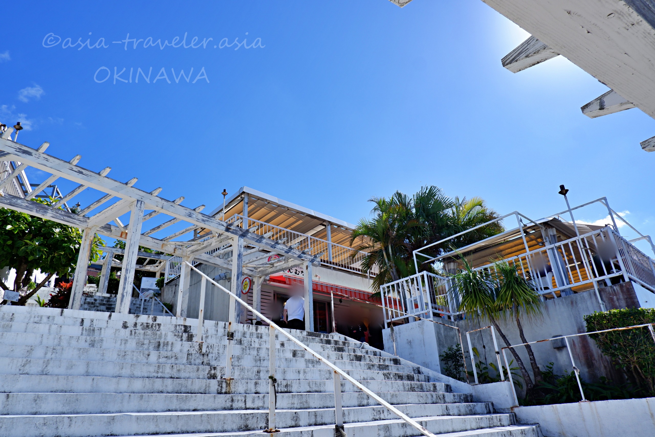 ウミカジテラスの白い階段とカフェ外観