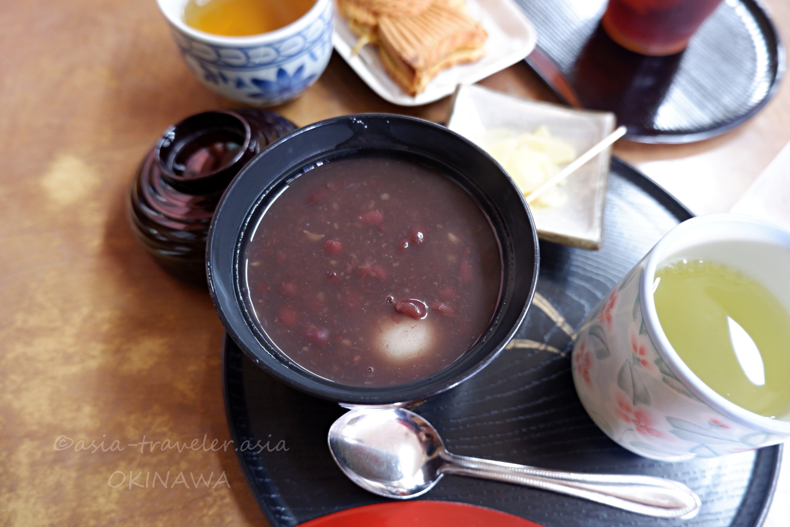千日の黒碗に盛られたホットぜんざいと白玉餅