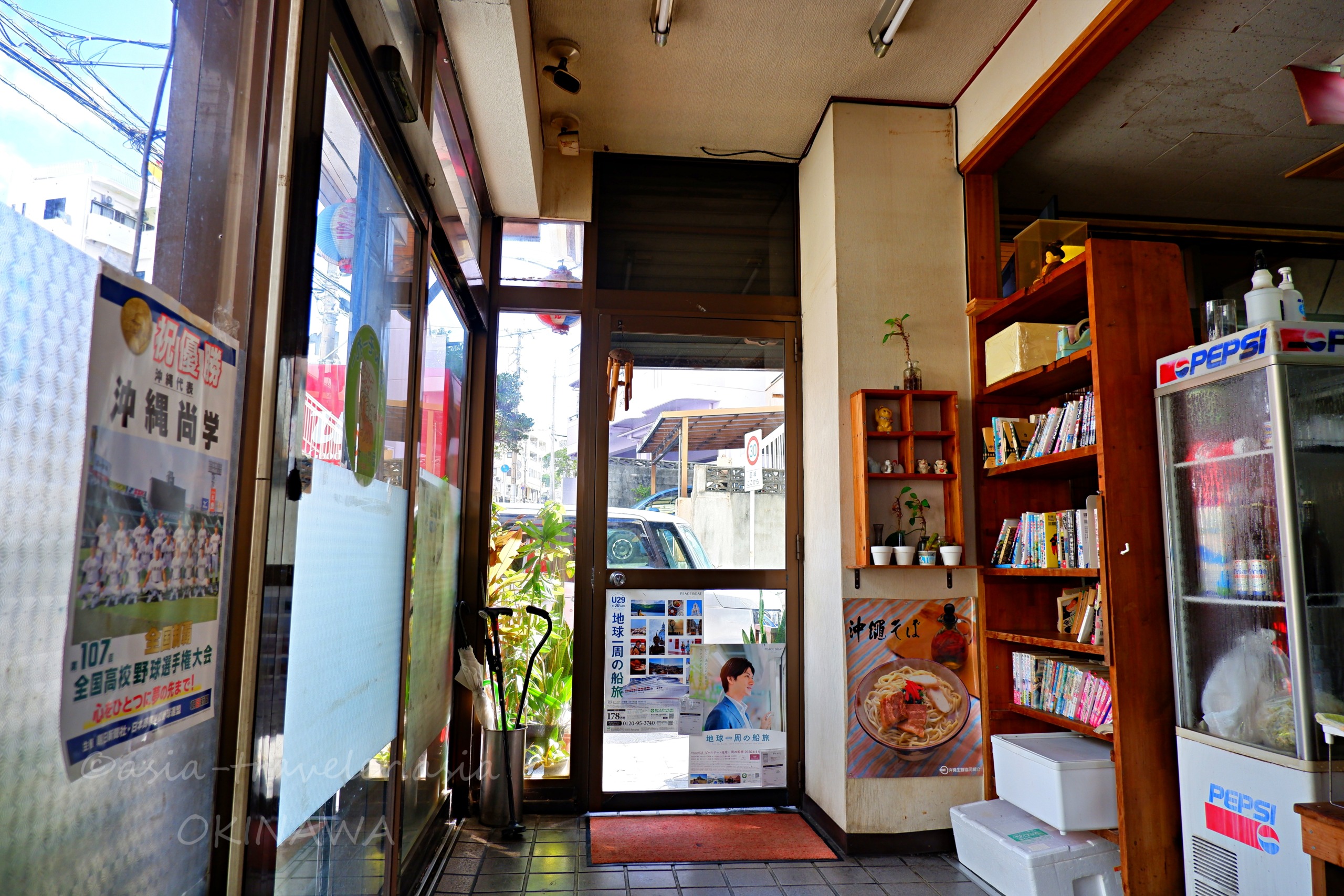 那覇・長田「かおりそば」レトロな店舗入口