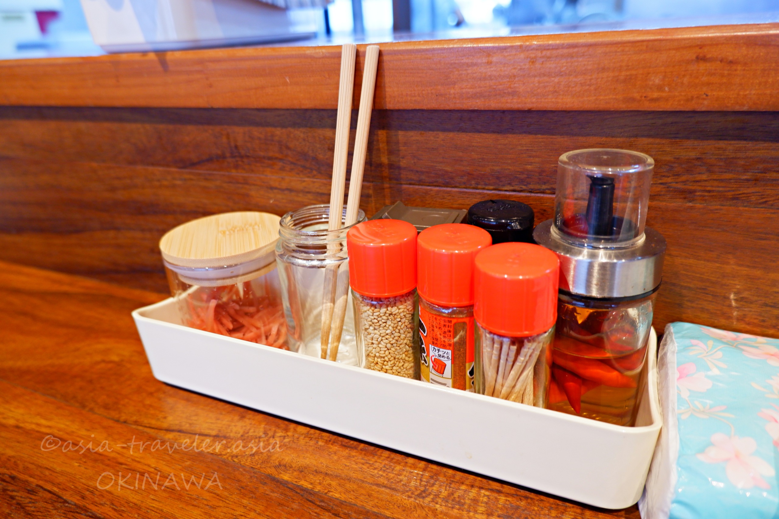 麺屋あんテーブルの味変調味料セット（コーレーグース・胡麻など）