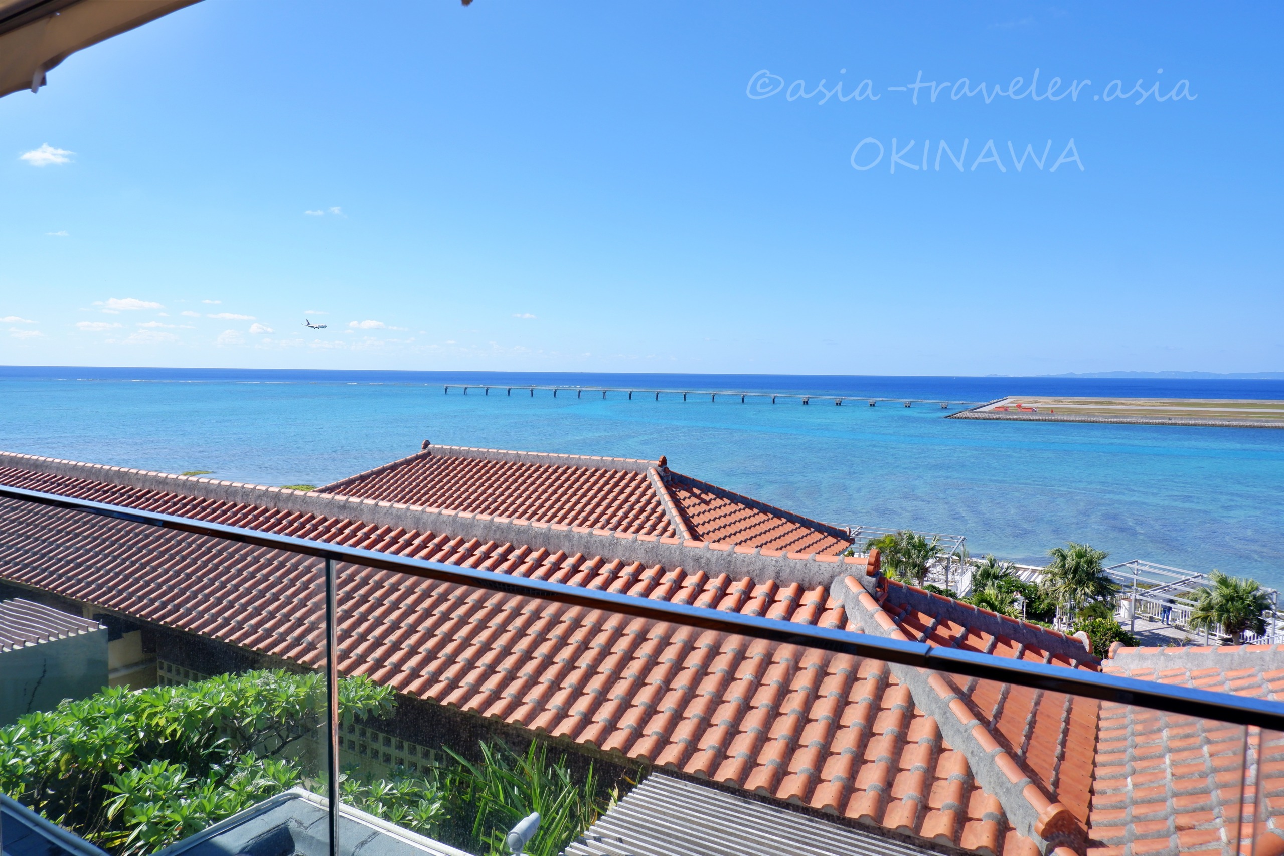 瀬長島ポジリポのテラスから望む沖縄の青い海と那覇空港