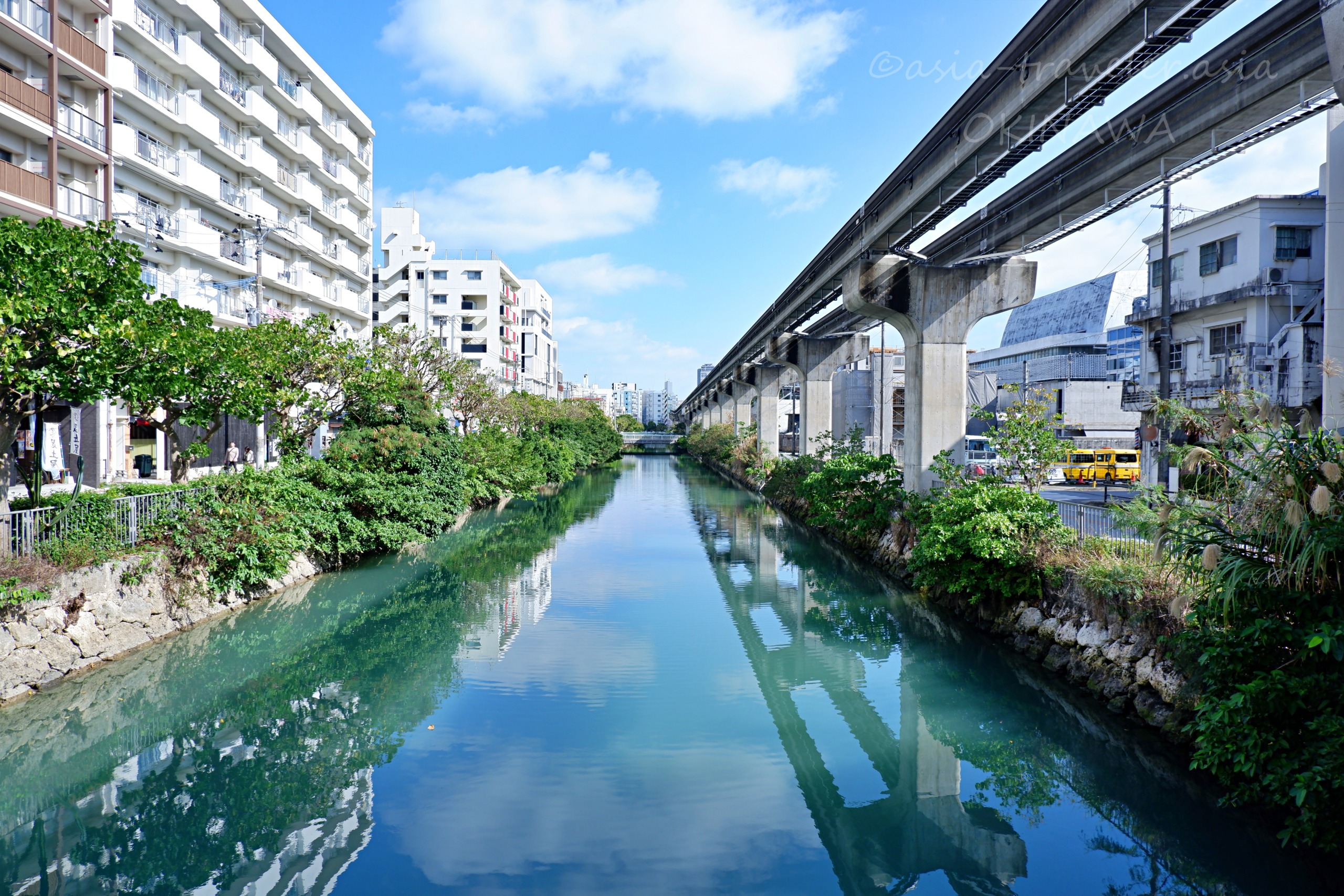那覇・久茂地川とゆいレールが並走する風景
