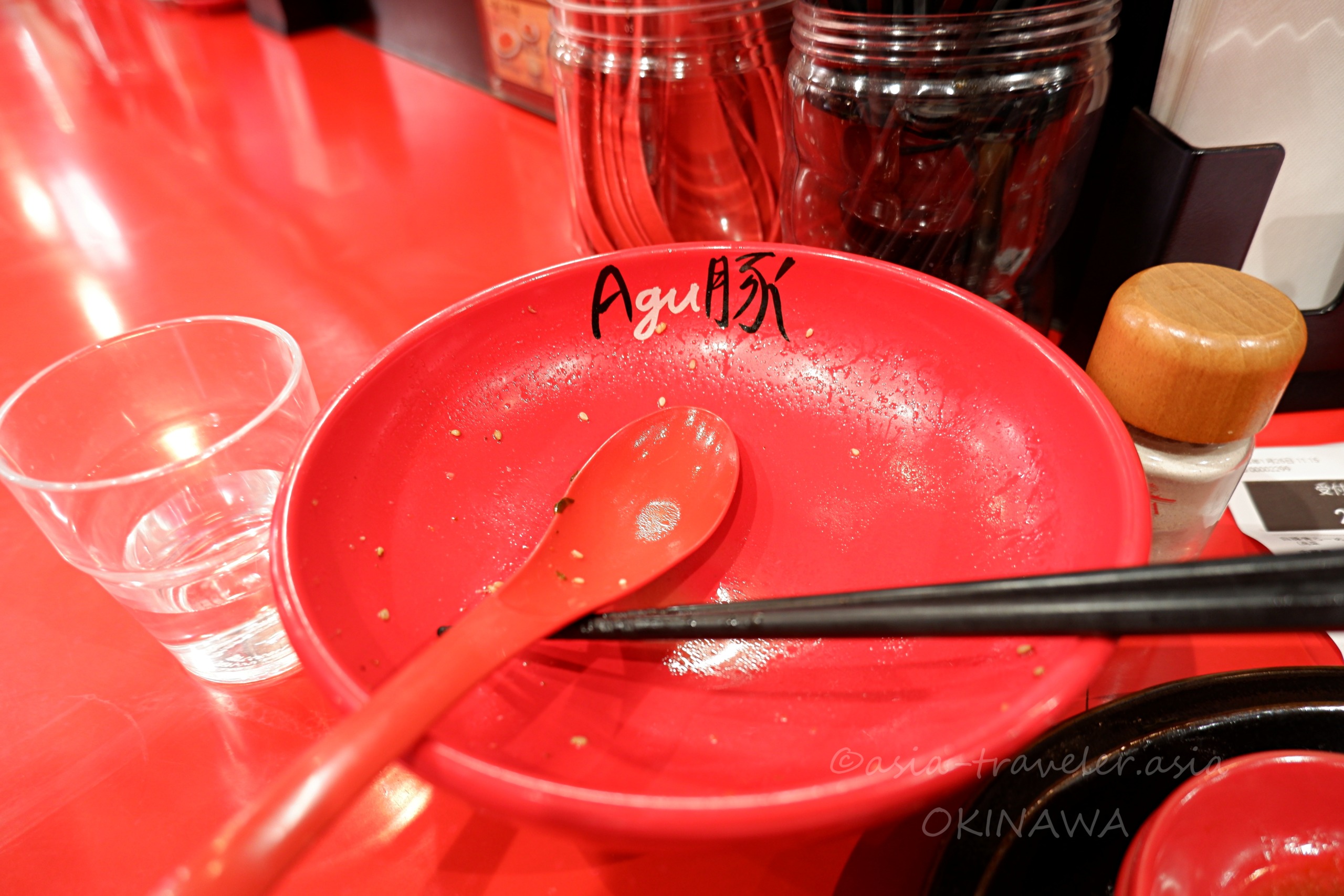 Agu豚の赤い皿にスープを飲み干した後の痕跡