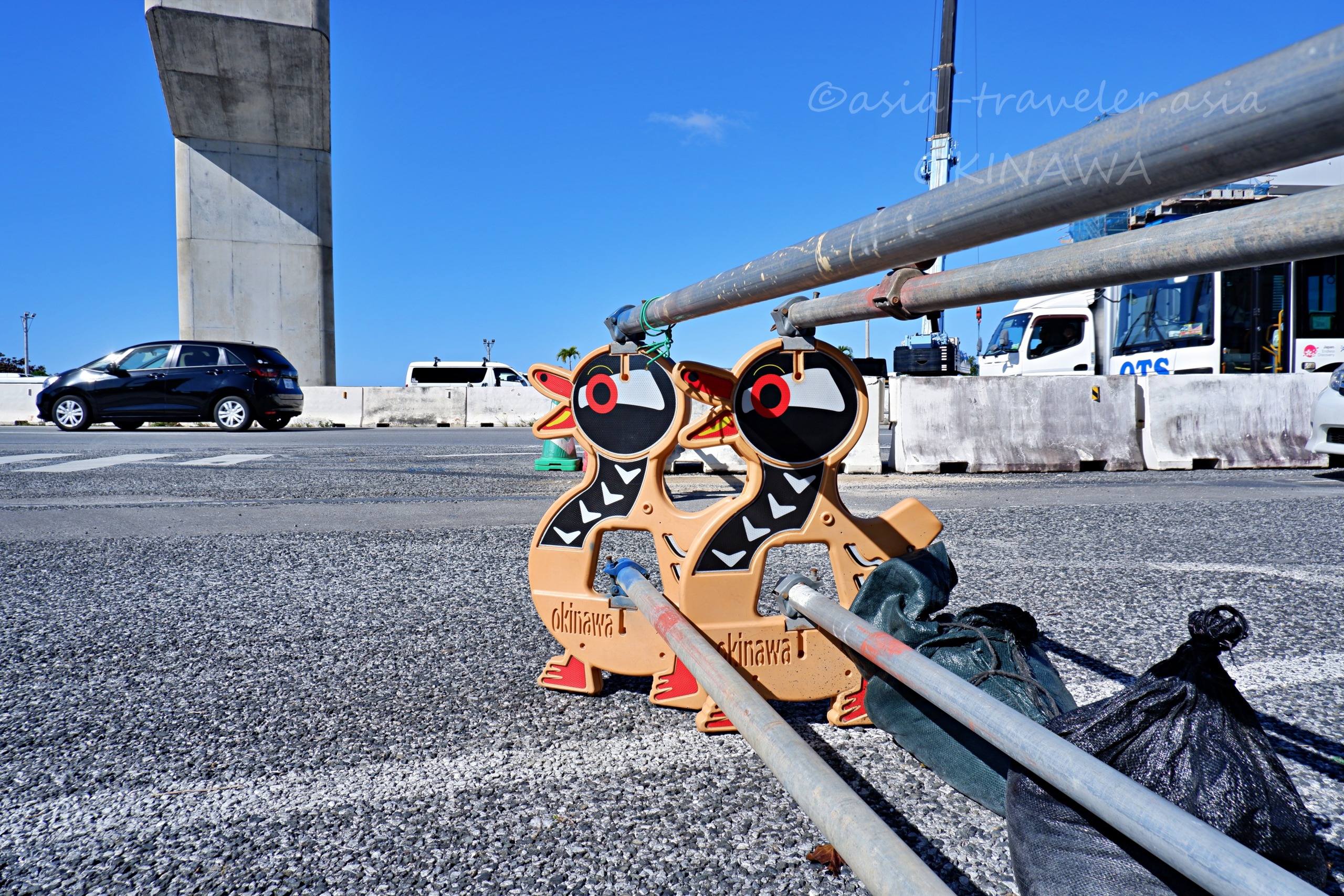 沖縄・赤嶺駅周辺で働くヤンバルクイナの看板
