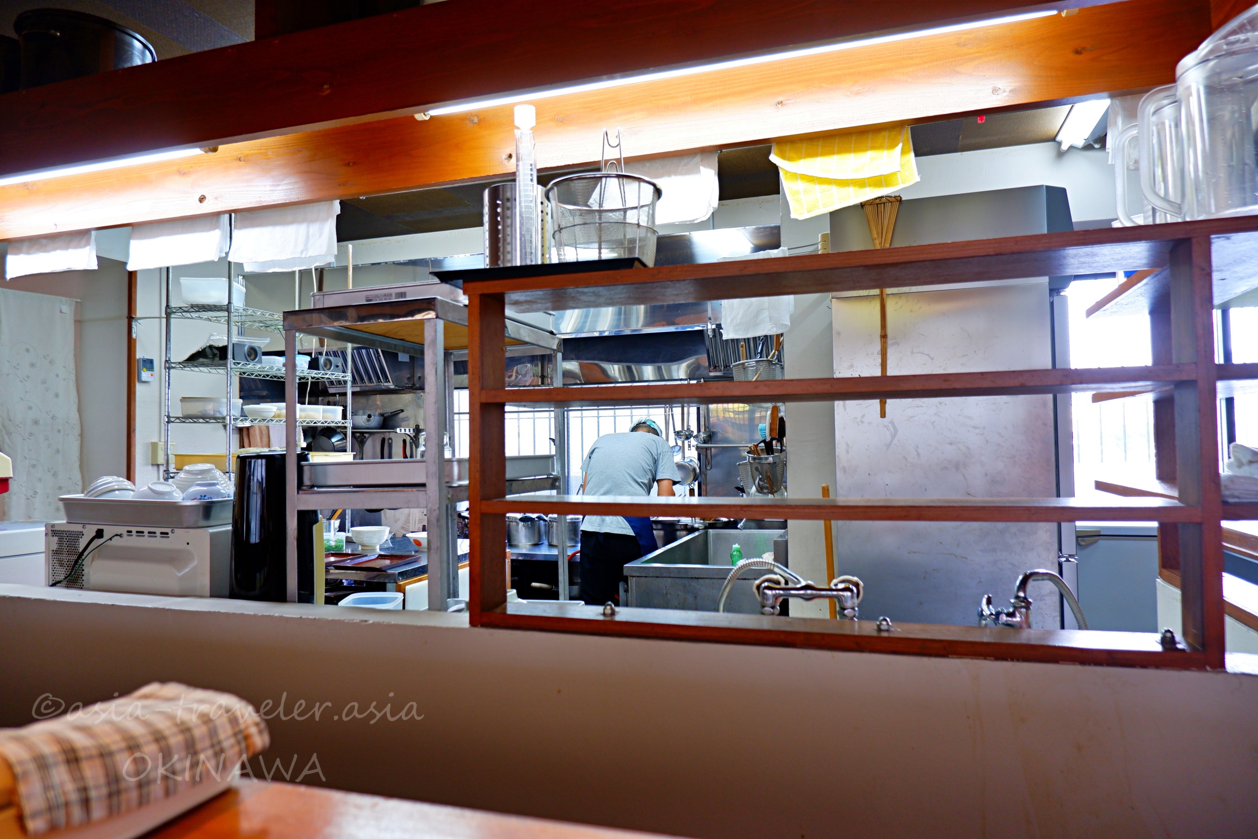 麺屋あんのオープンキッチンとカウンター席