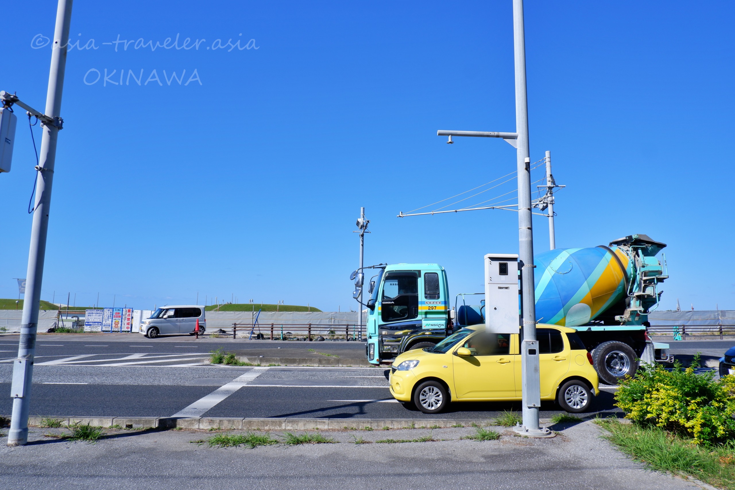 沖縄・赤嶺駅周辺の交差点とミキサー車
