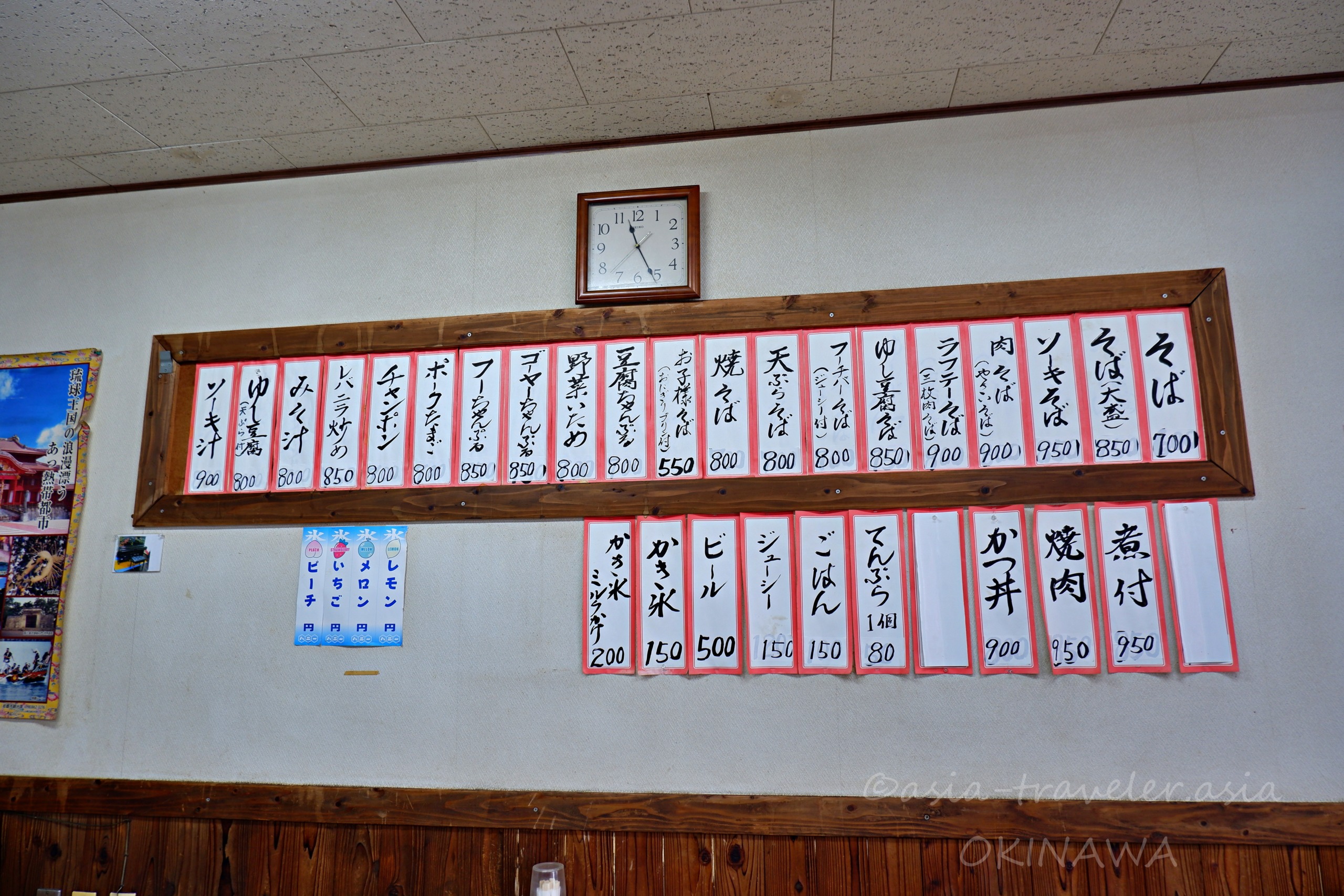 那覇・かおりそばの壁一面に並ぶ沖縄料理メニュー短冊