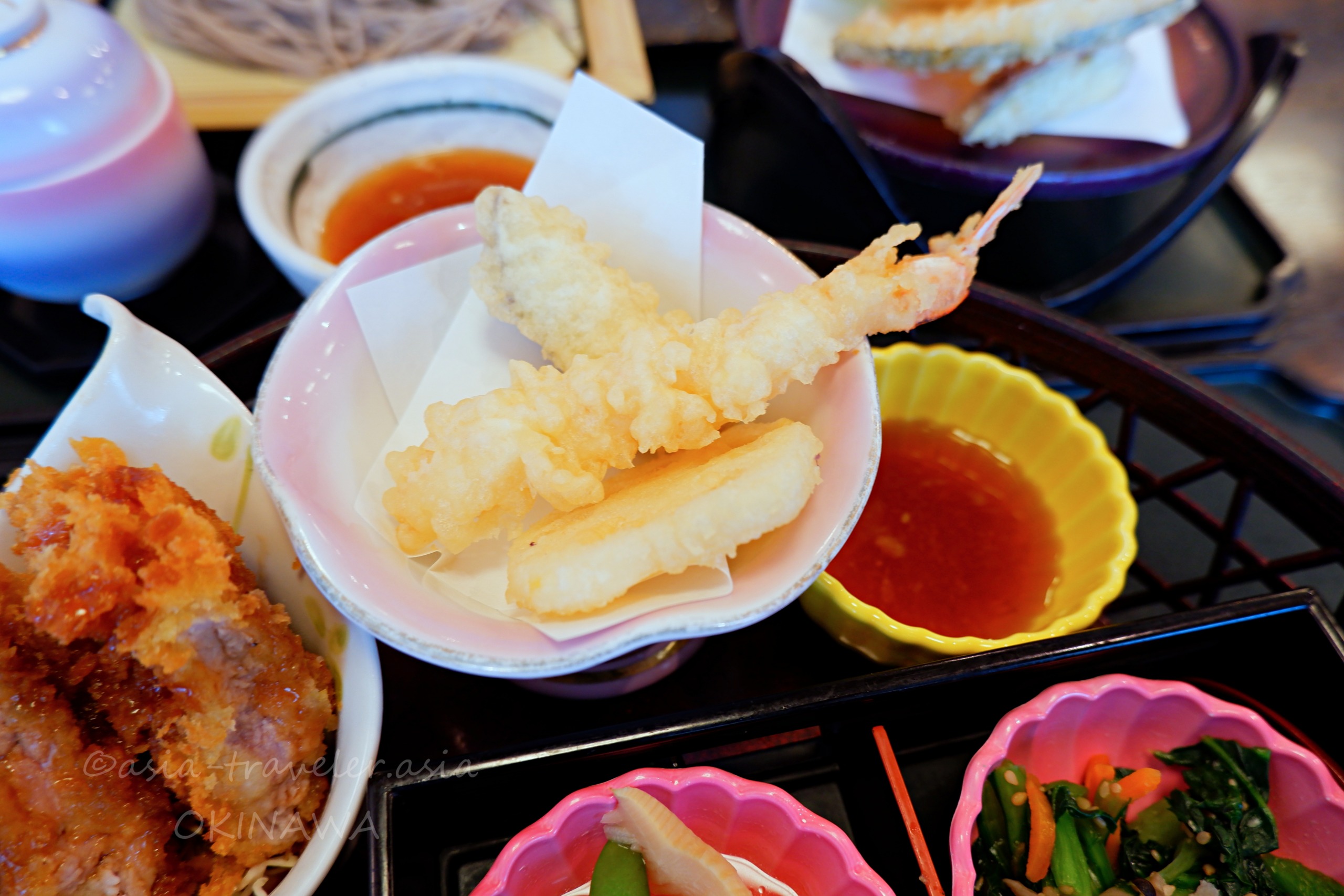 和風亭の花かご御膳に含まれる海老と蓮根の天ぷら