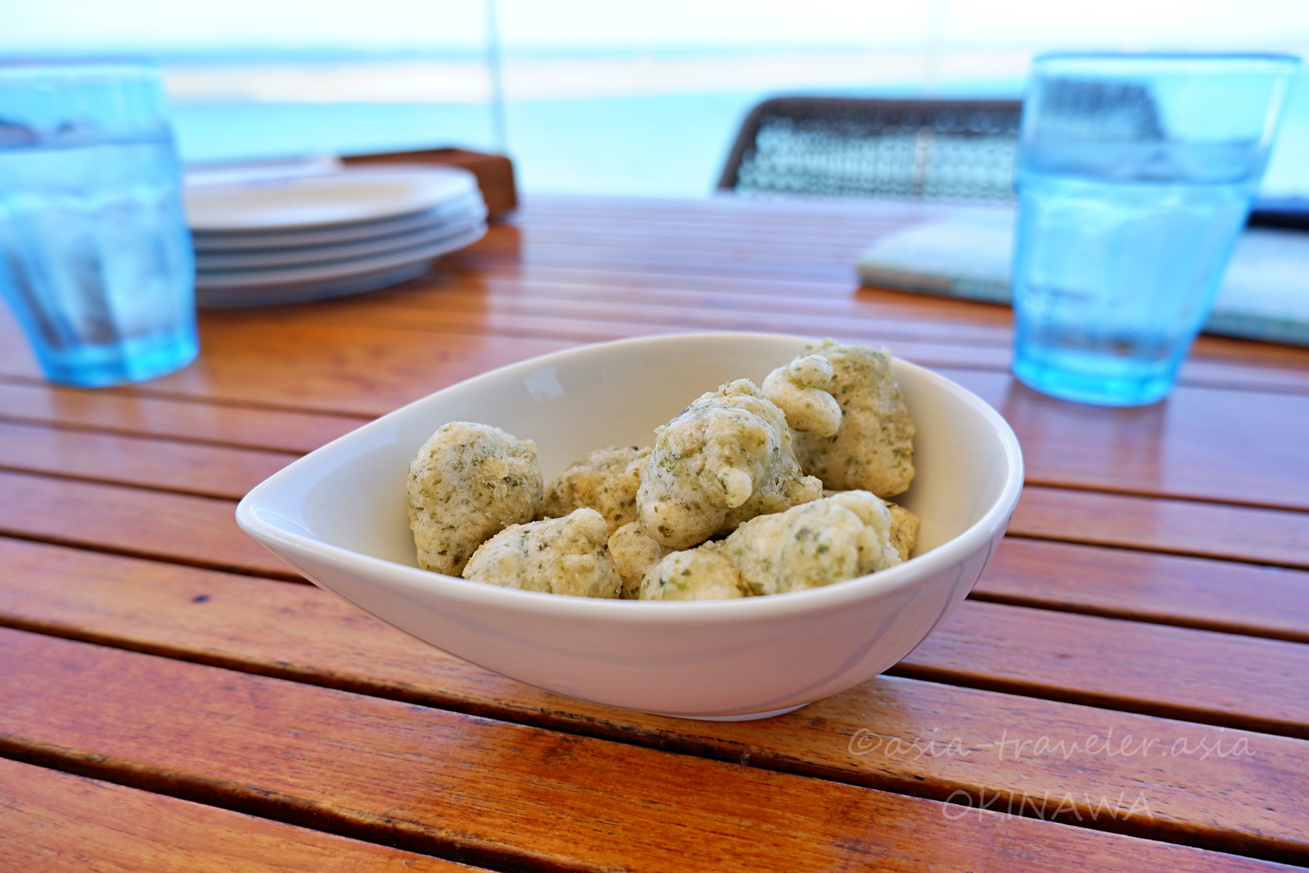 沖縄・ポジリポのゼッポリーネとテラス席の海の景色