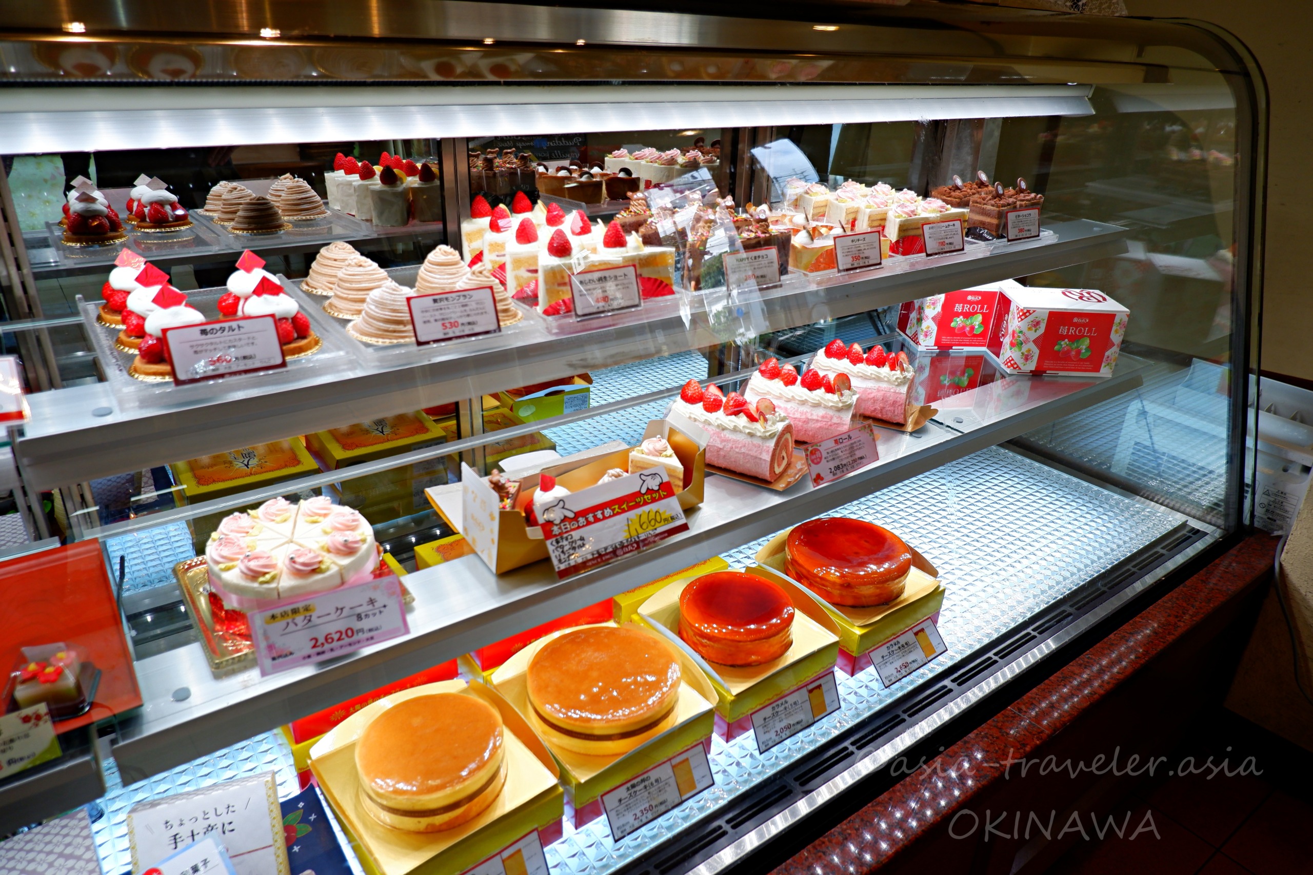 白バラ洋菓子店のショーケースに並ぶ苺ケーキやチーズケーキ