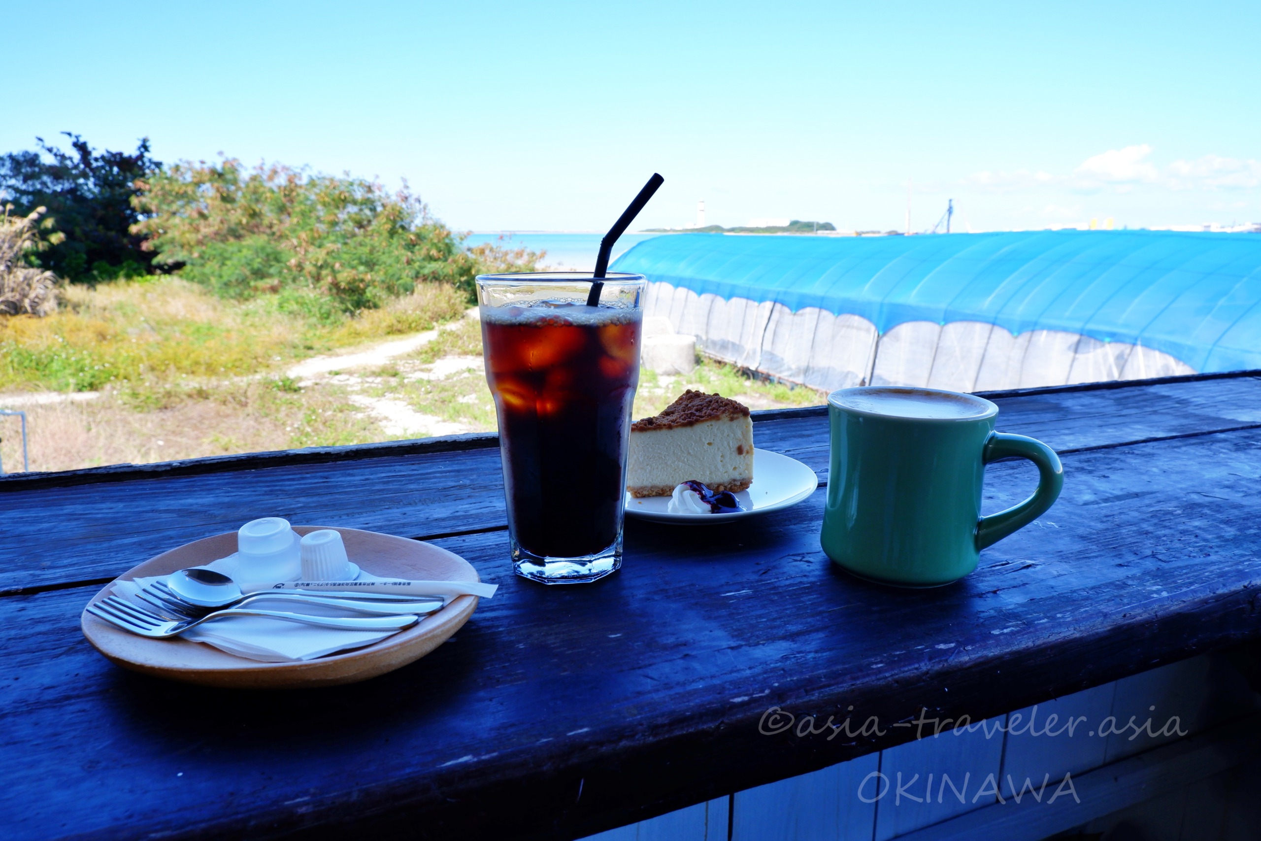瀬長珈琲テラス席からの海景色とアイスコーヒー・チーズケーキ