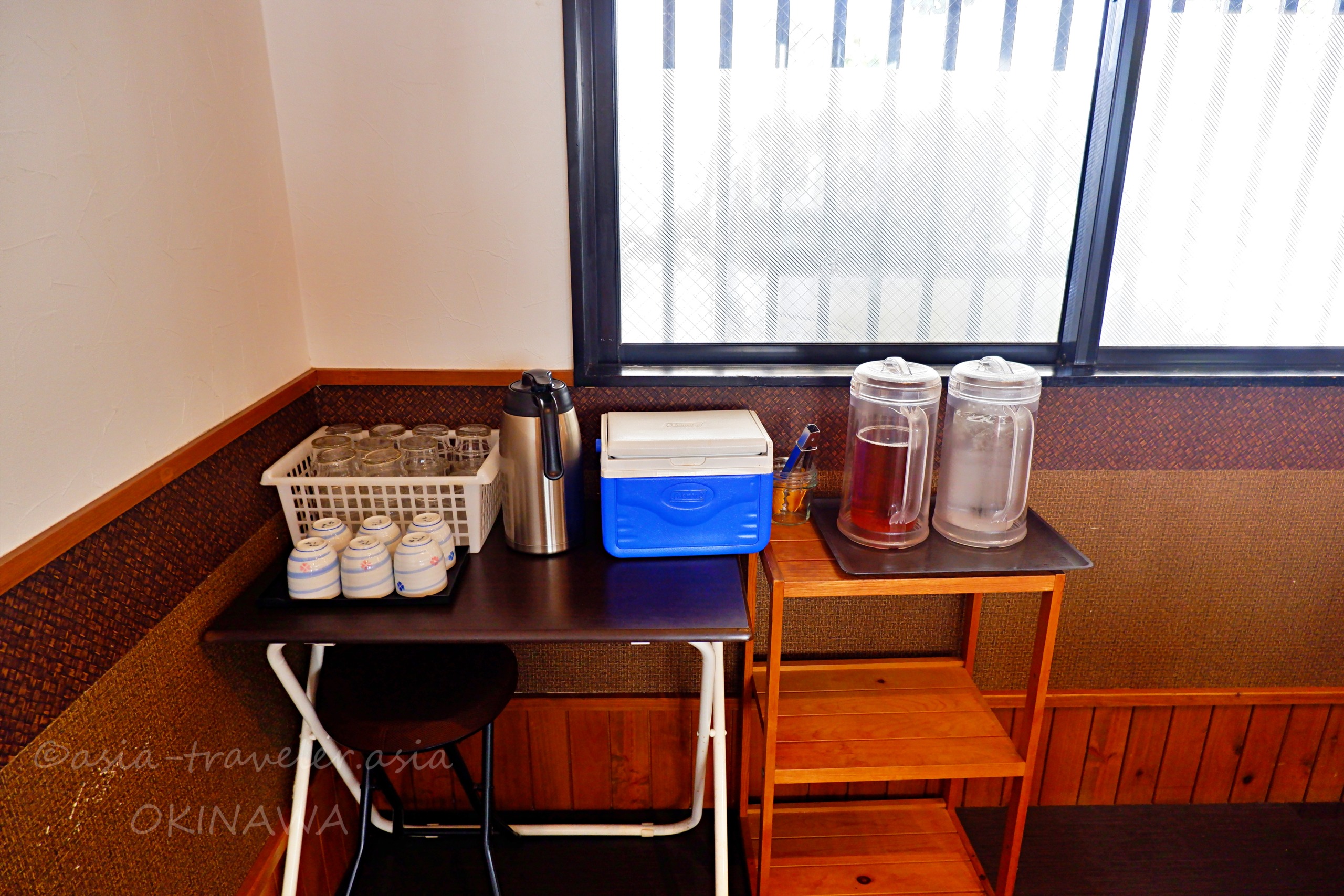 麺屋あん店内セルフコーナーのお茶・お冷サービス台