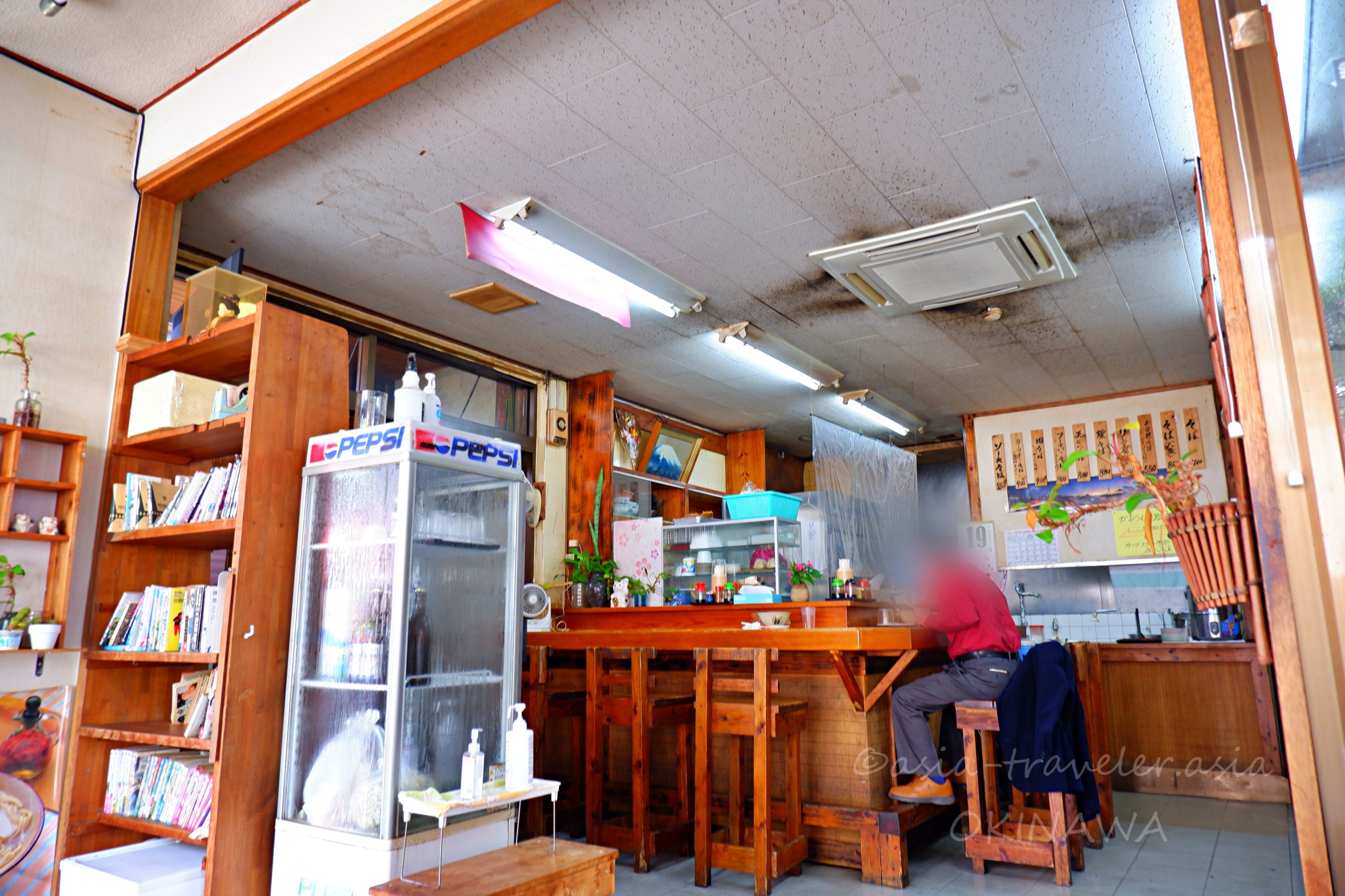 かおりそば店内の木製カウンターとレトロな雰囲気