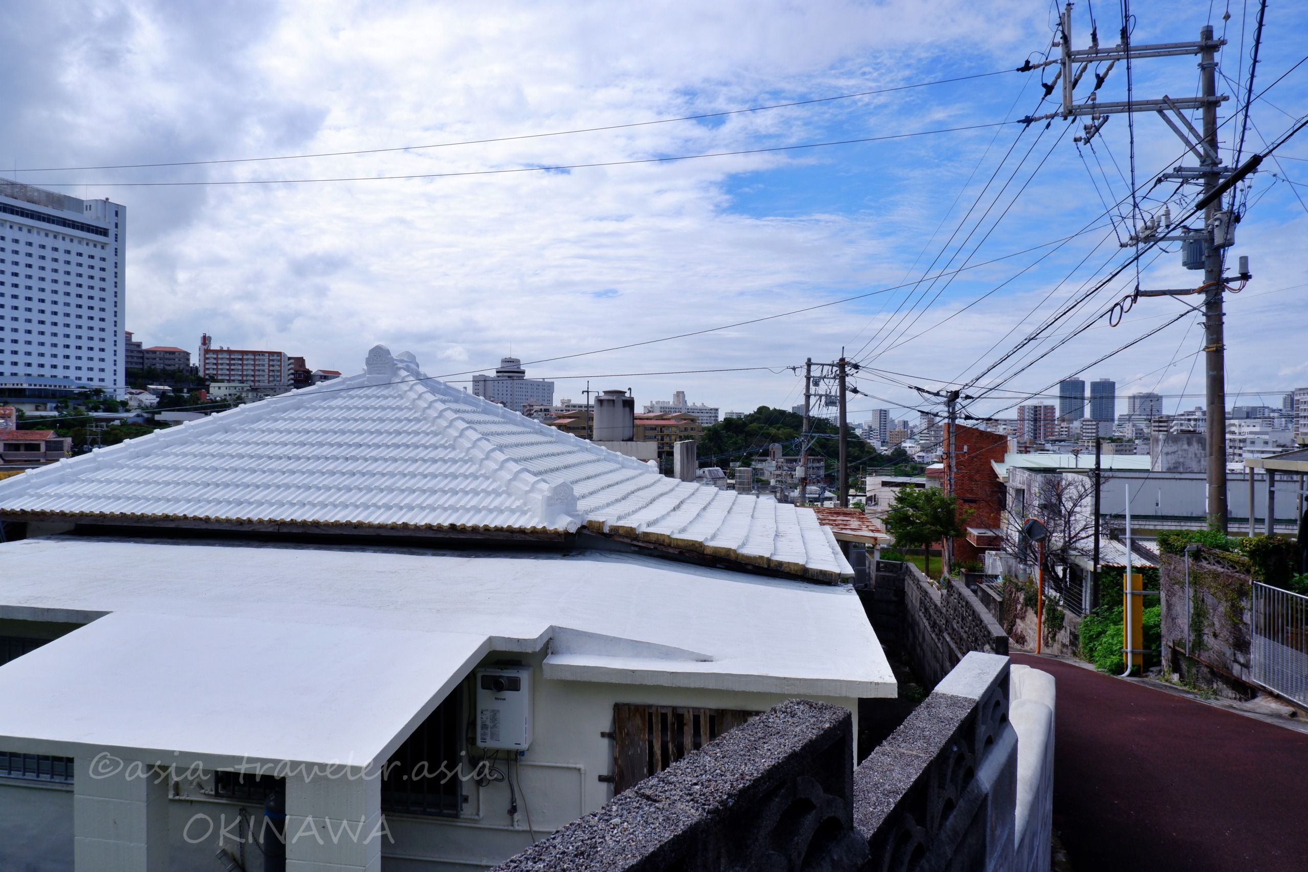 沖縄の街並みと白い瓦屋根が広がる那覇の路地