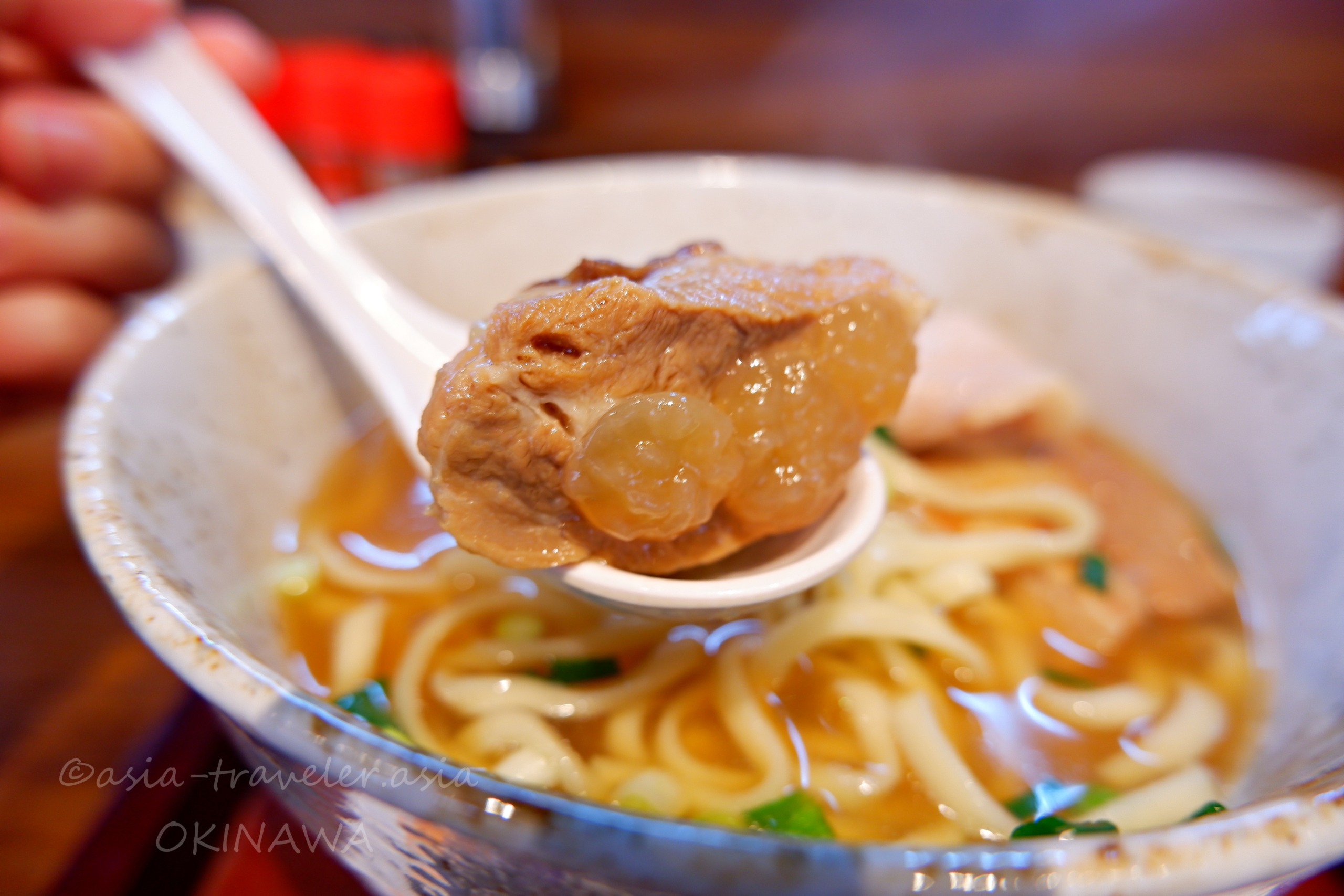 スプーンに乗せた麺屋あんの三枚肉アップ