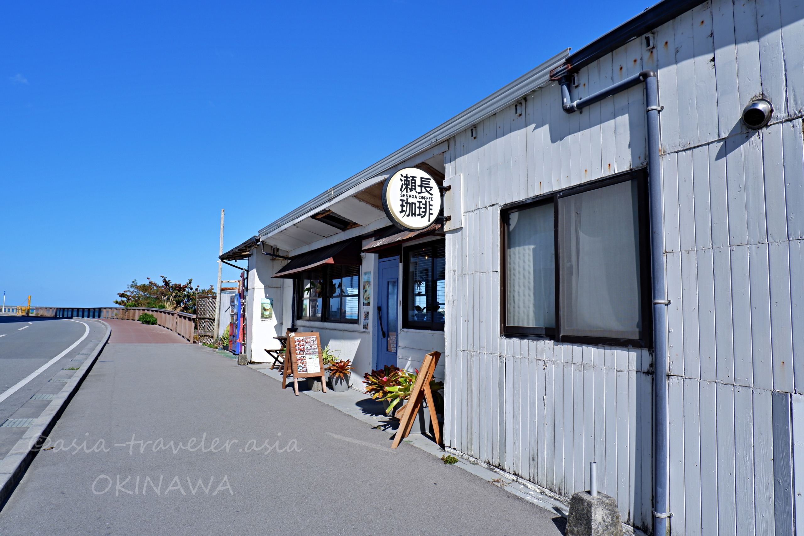 瀬長珈琲の外観と青空が広がる瀬長島の穴場カフェ